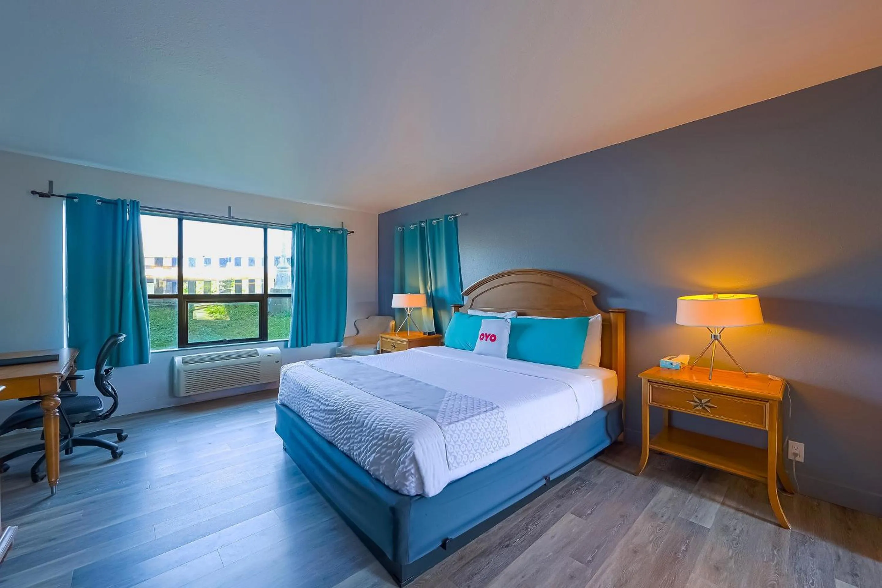 Bedroom, Bed in Waves Hotel NYE Beach - Newport OR