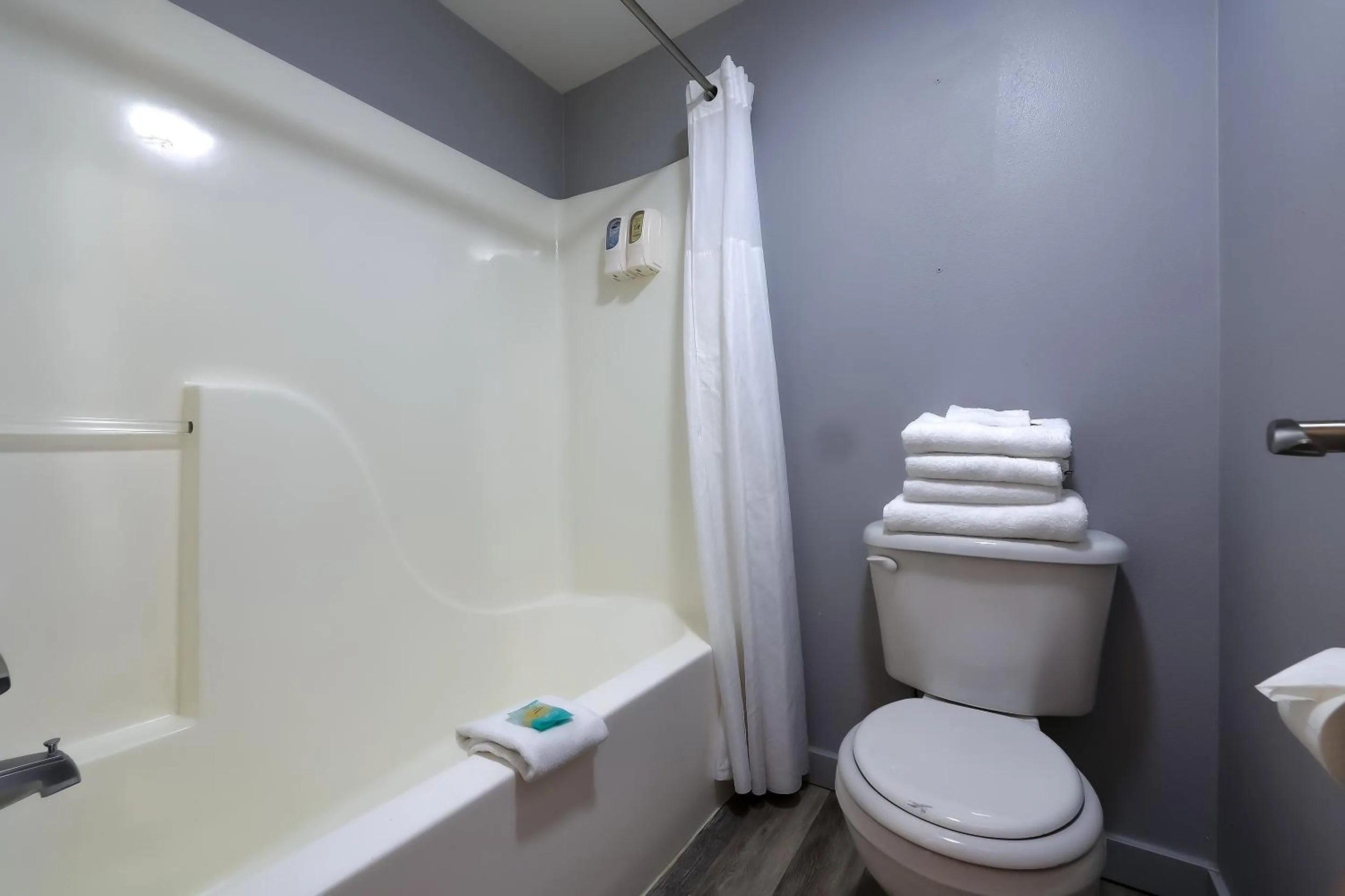 Bathroom in Waves Hotel NYE Beach - Newport OR