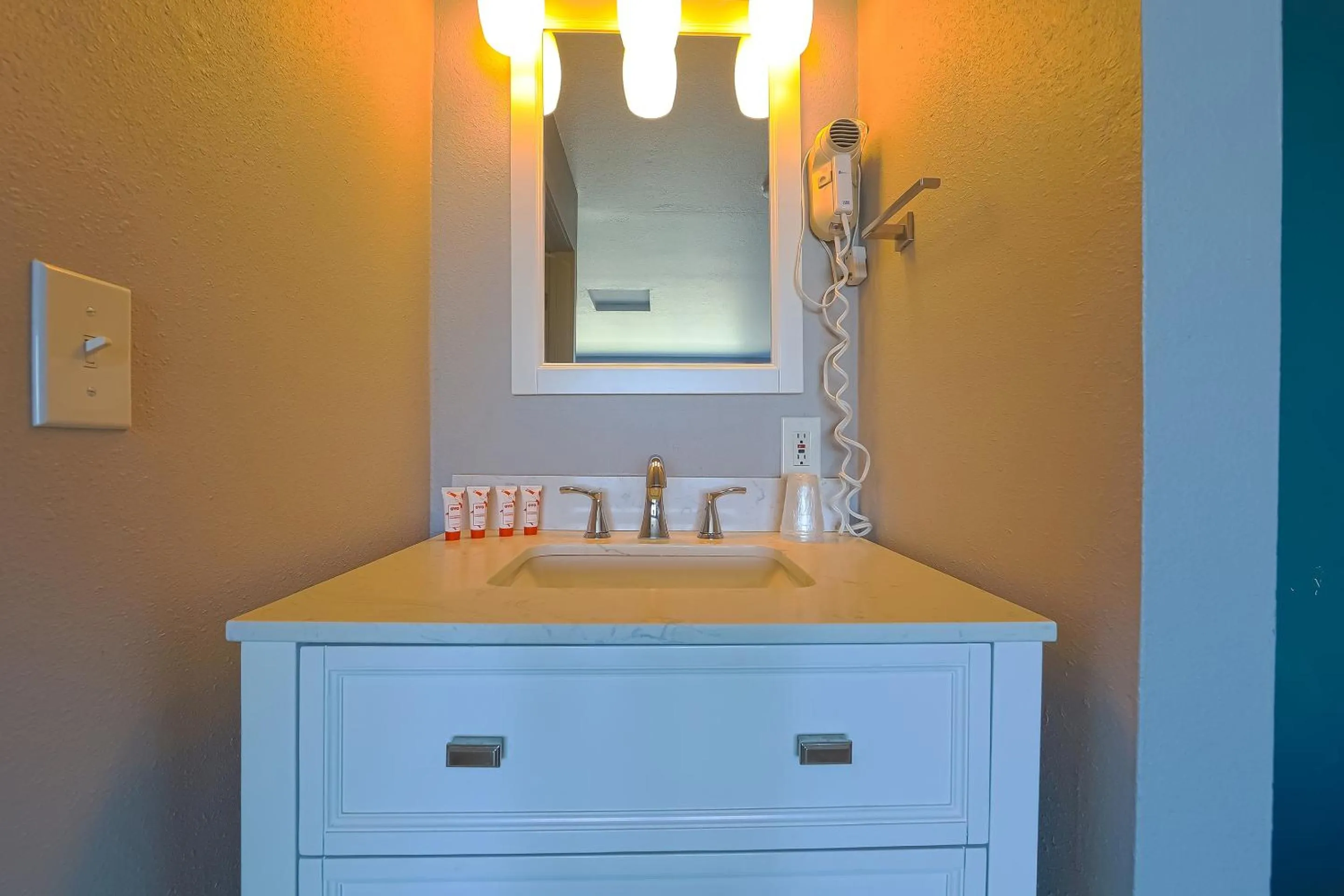 Bedroom in Waves Hotel NYE Beach - Newport OR