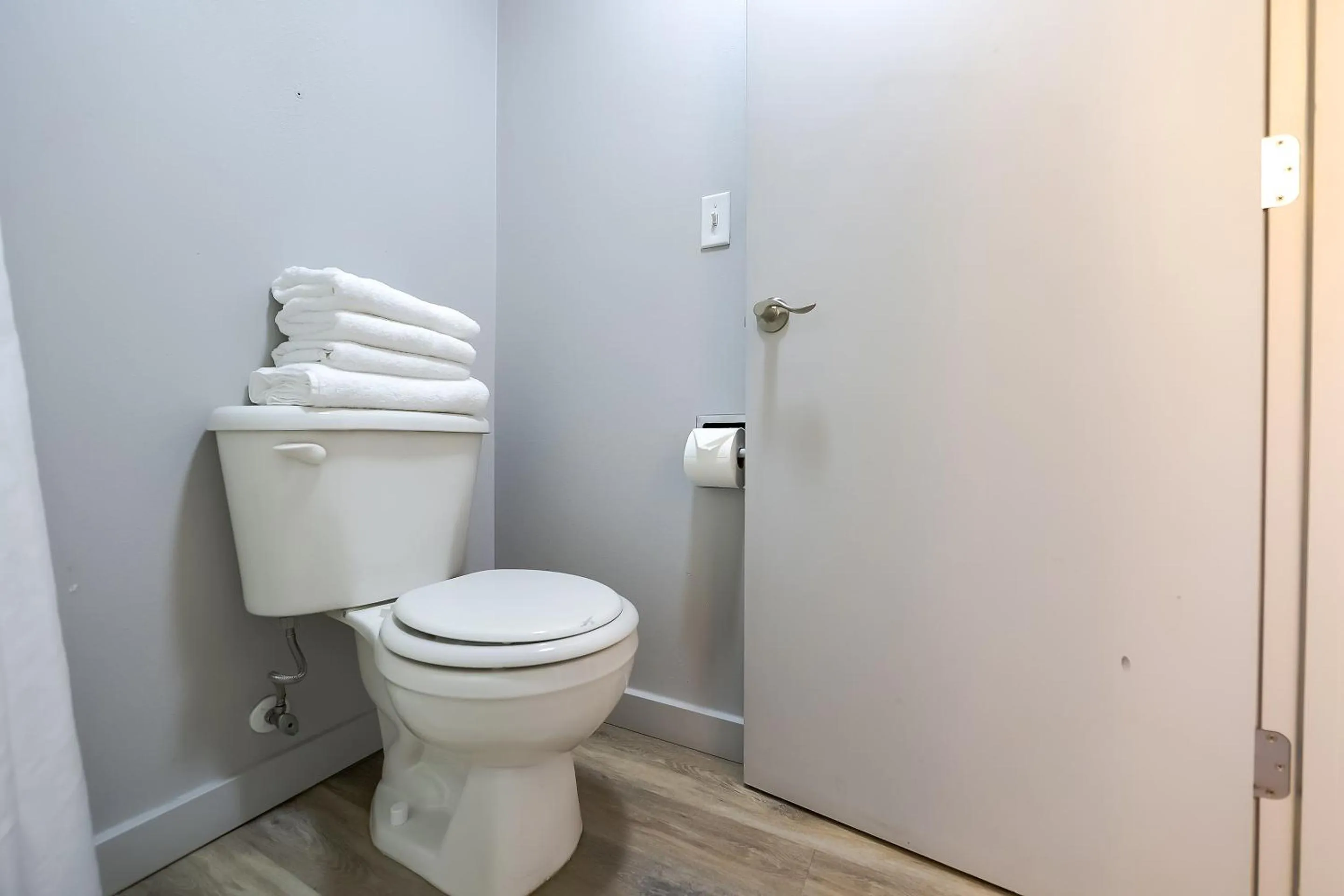 Bathroom in Waves Hotel NYE Beach - Newport OR