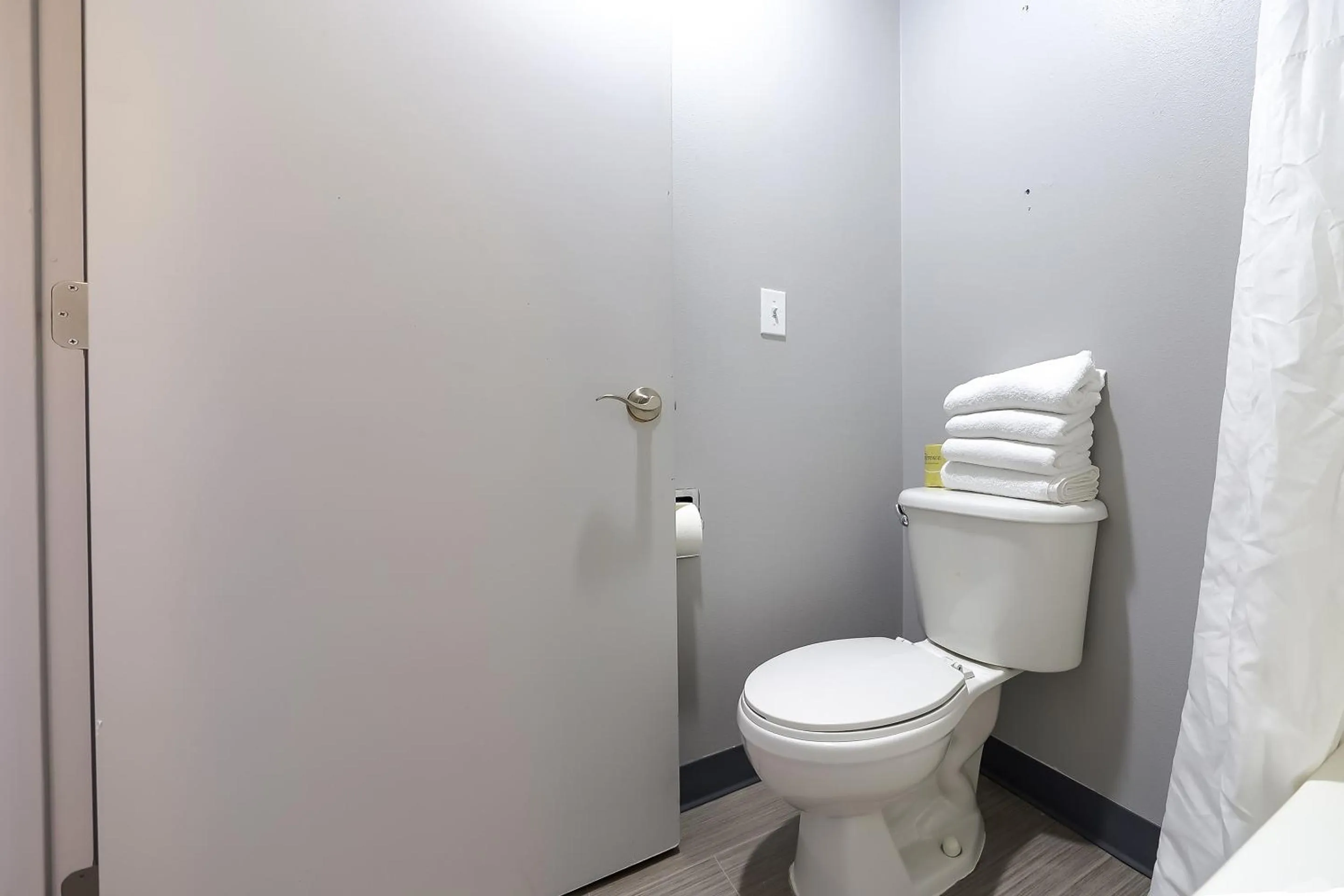 Bathroom in Waves Hotel NYE Beach - Newport OR