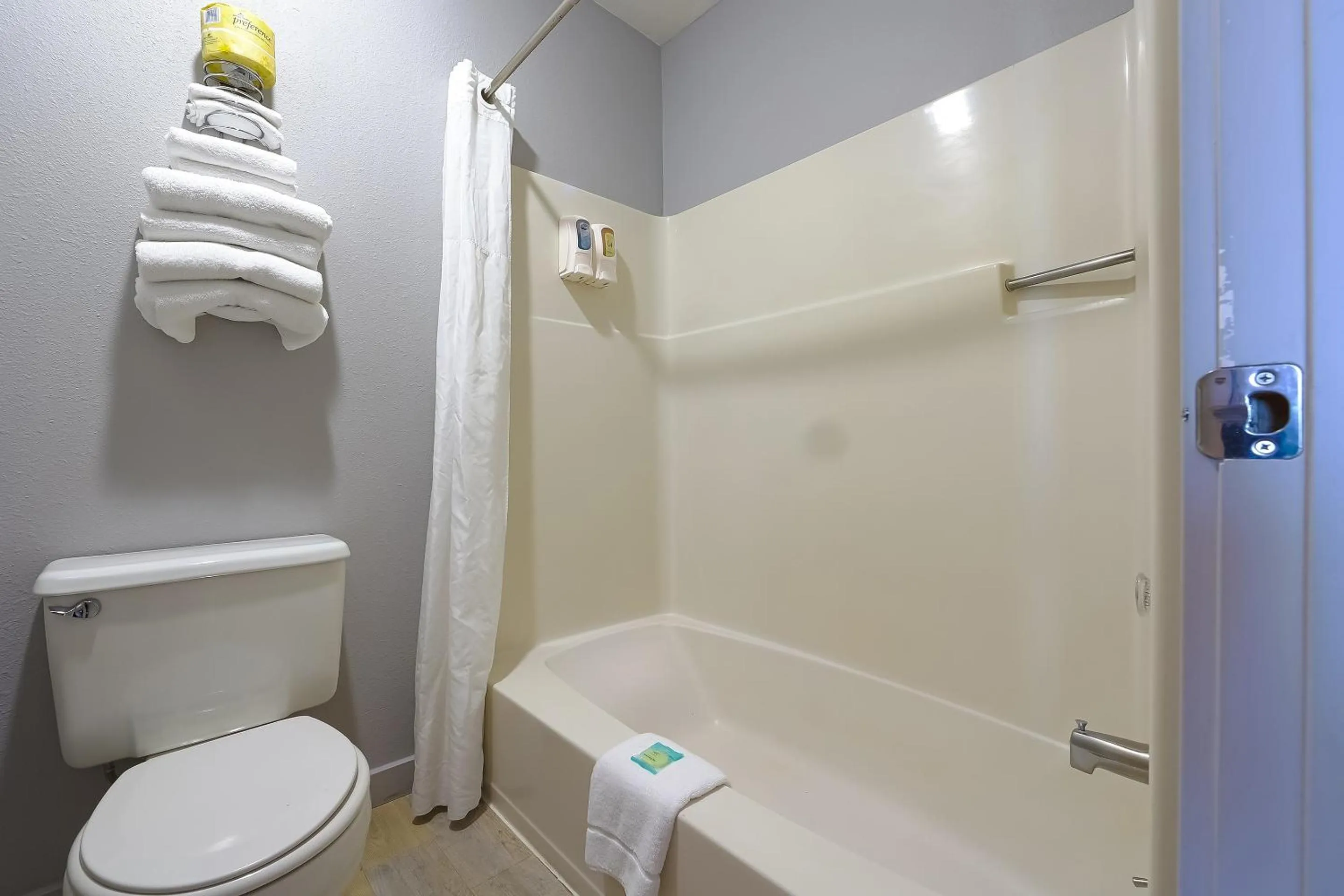 Bathroom in Waves Hotel NYE Beach - Newport OR