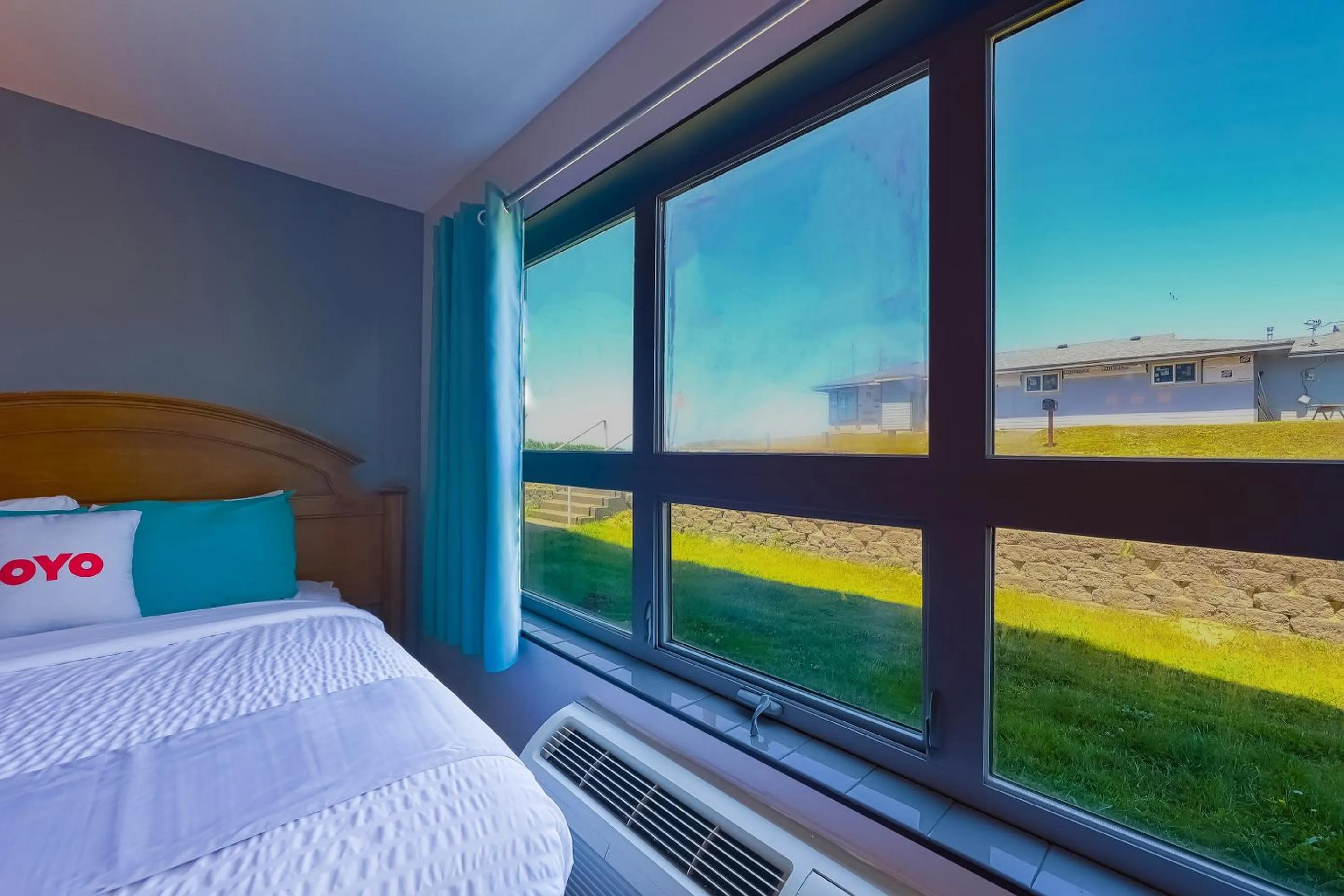 Bedroom, Bed in Waves Hotel NYE Beach - Newport OR