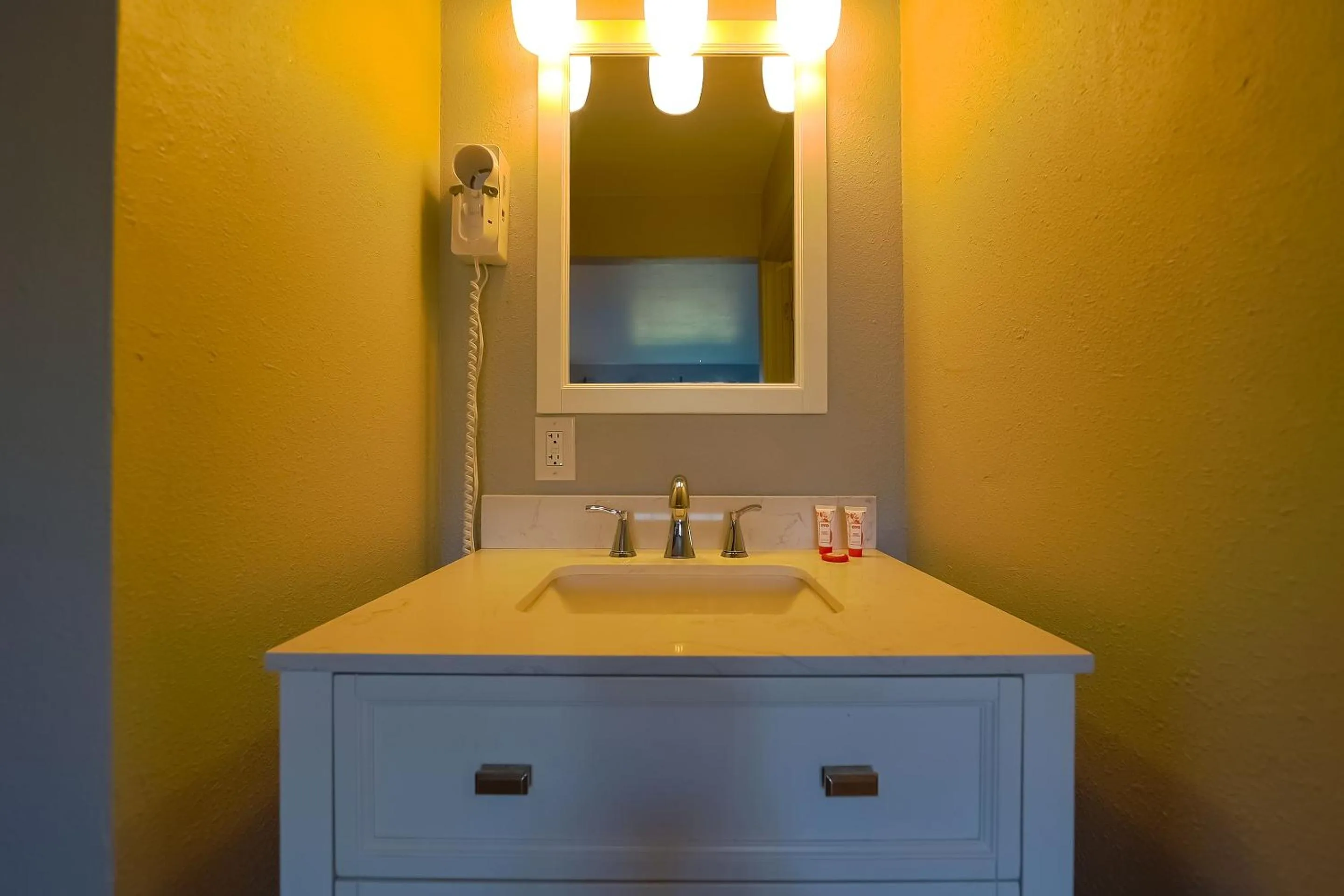 Bedroom in Waves Hotel NYE Beach - Newport OR