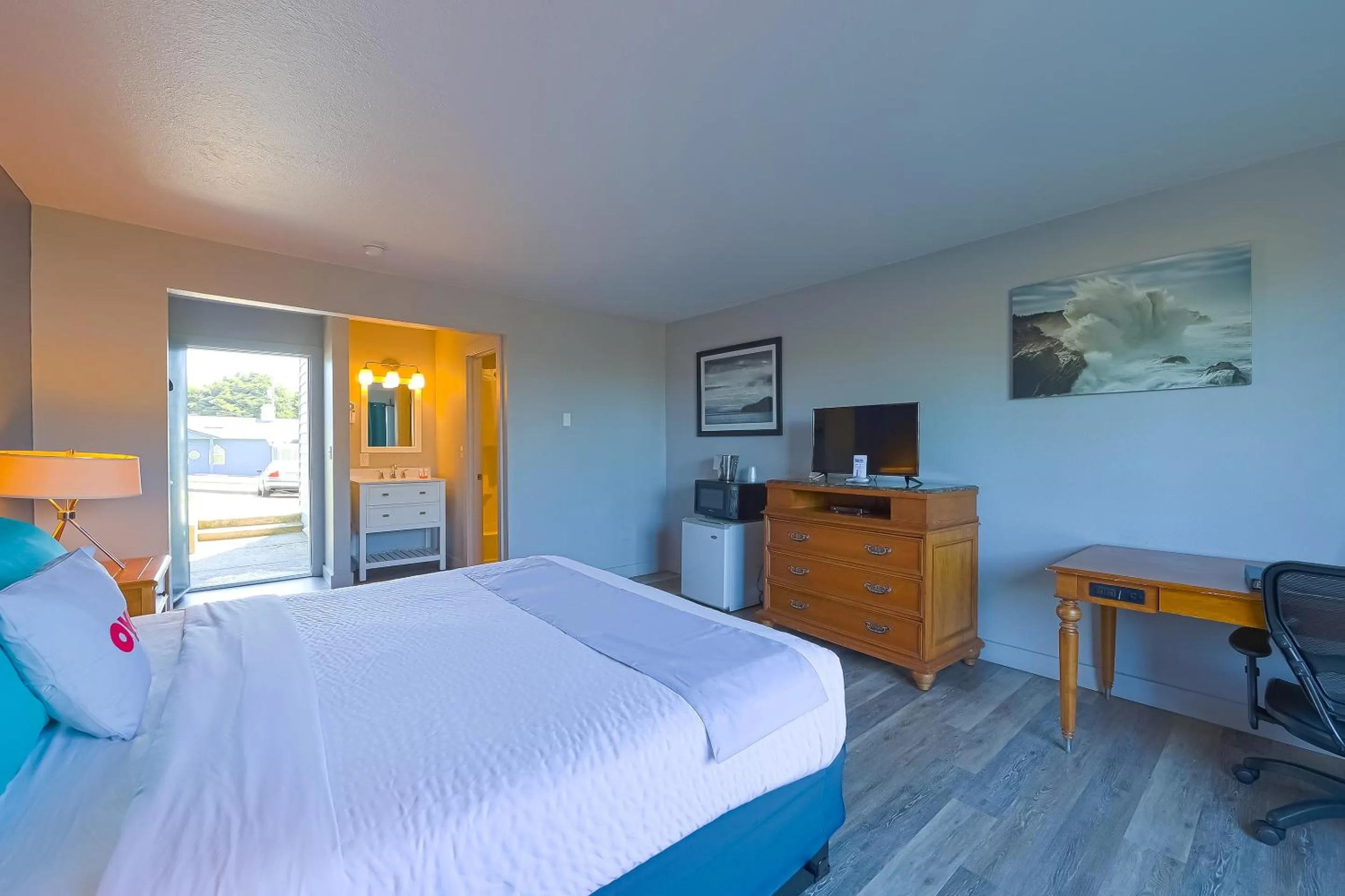 Bedroom, Bed in Waves Hotel NYE Beach - Newport OR