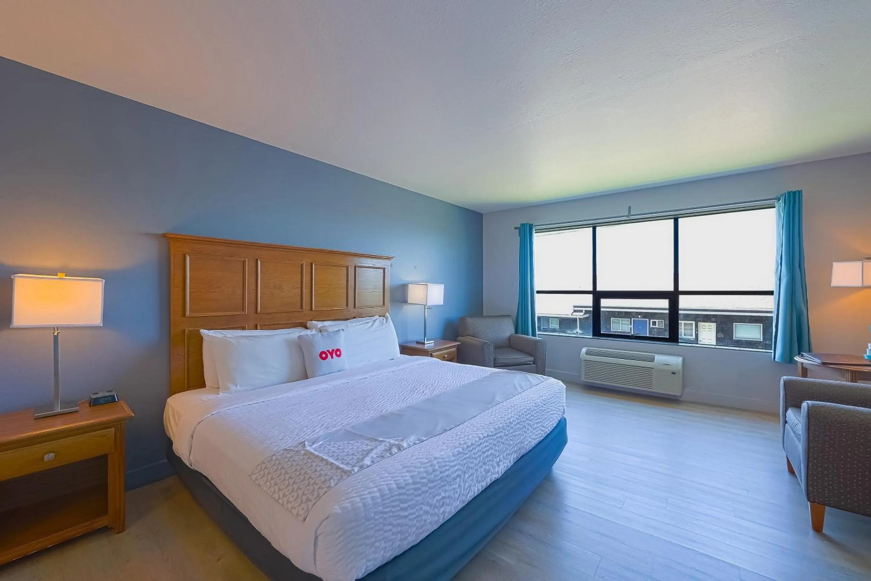 Bedroom, Bed in Waves Hotel NYE Beach - Newport OR