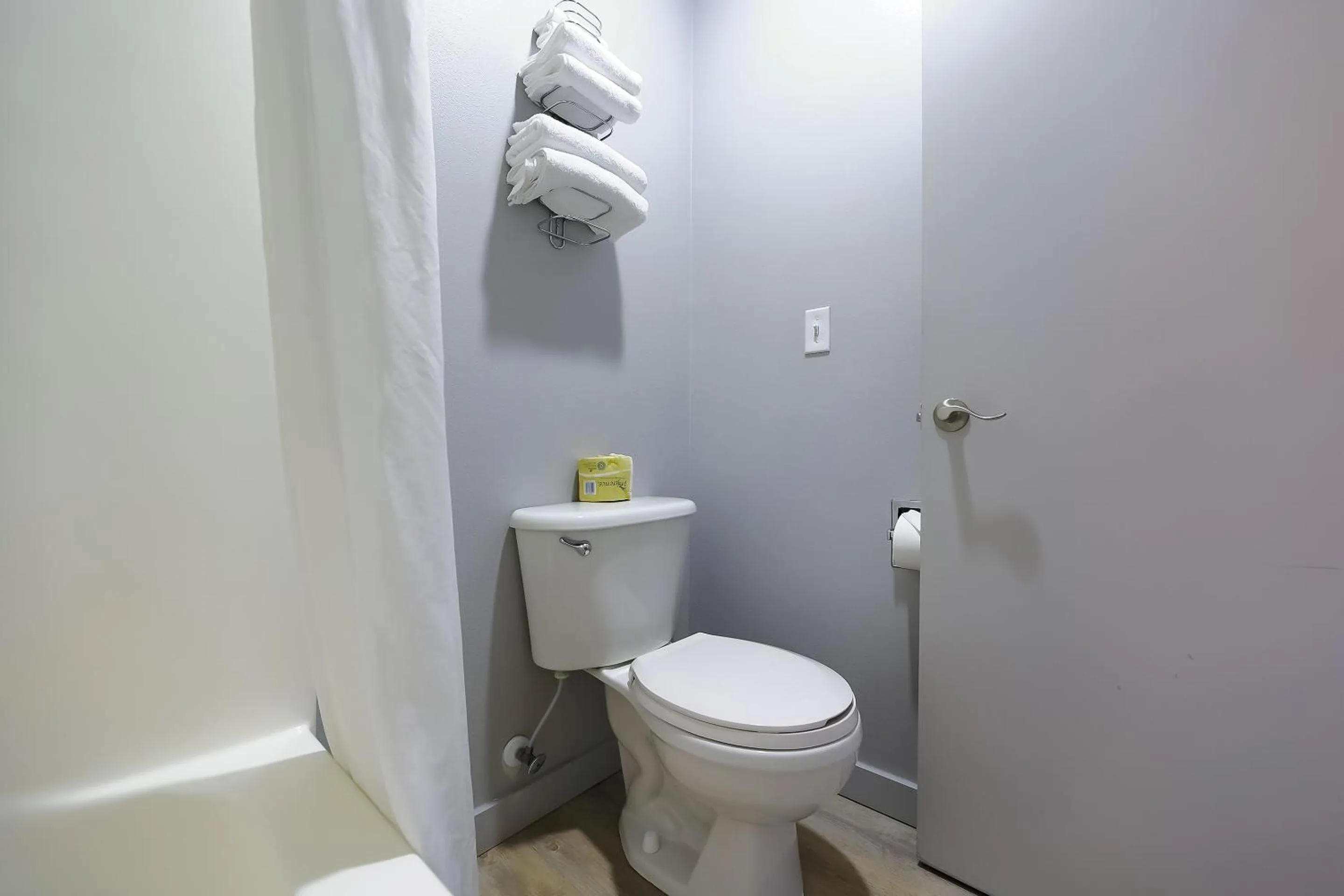 Bathroom in Waves Hotel NYE Beach - Newport OR