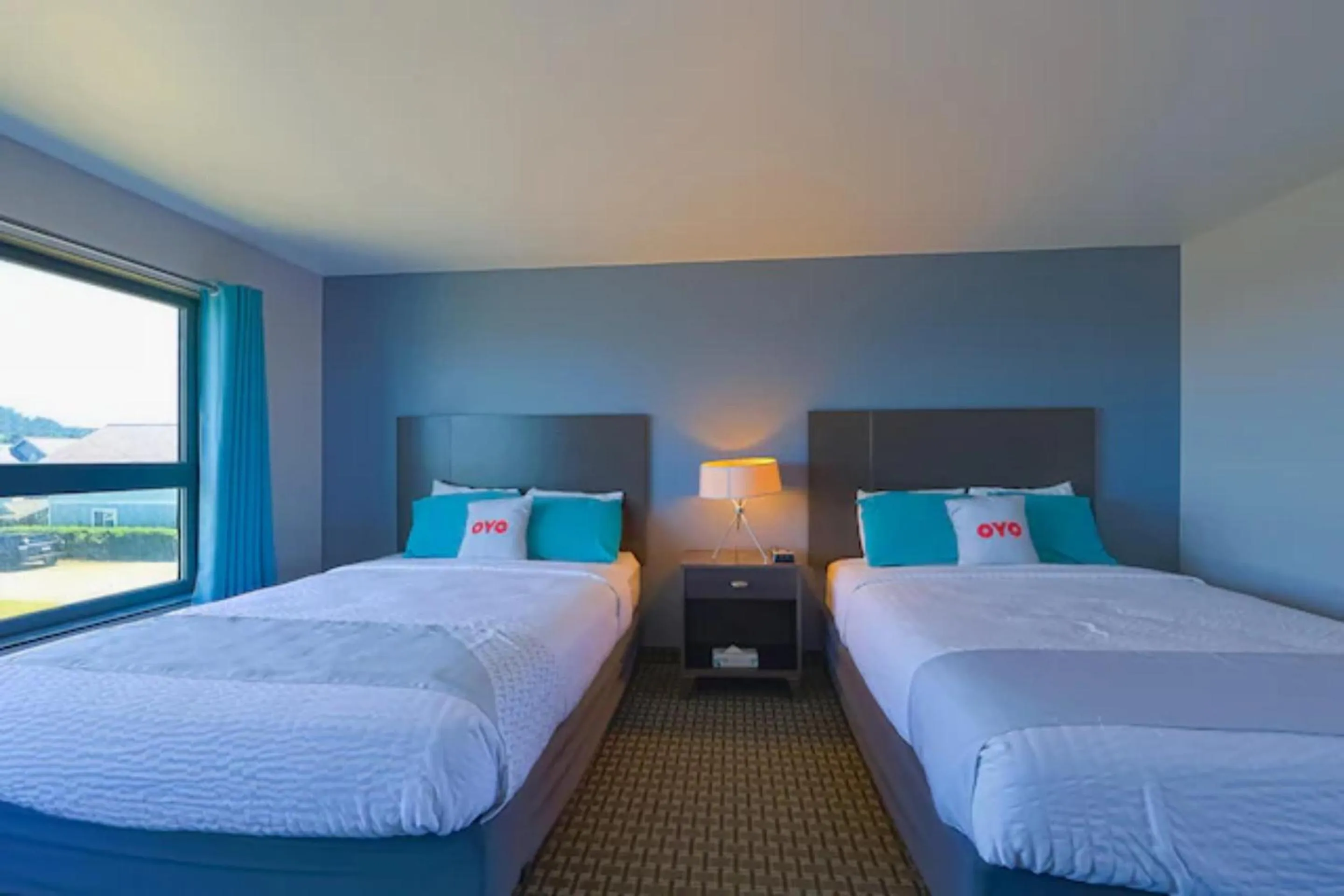 Bedroom, Bed in Waves Hotel NYE Beach - Newport OR