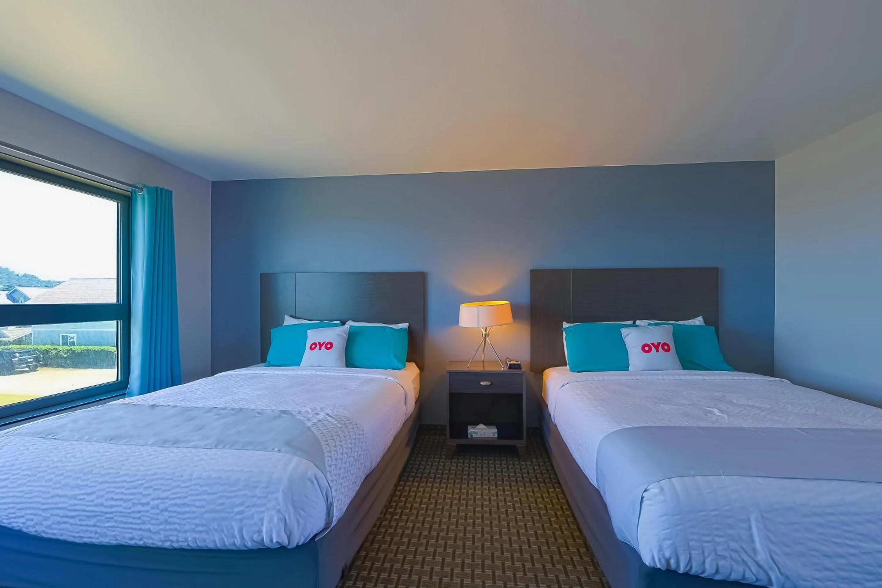 Bedroom, Bed in Waves Hotel NYE Beach - Newport OR