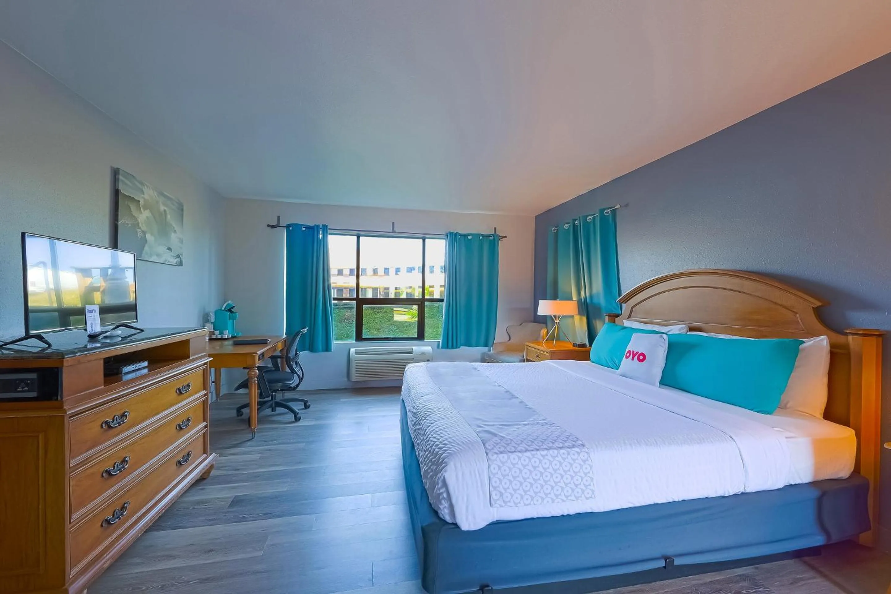 Bedroom, Bed in Waves Hotel NYE Beach - Newport OR