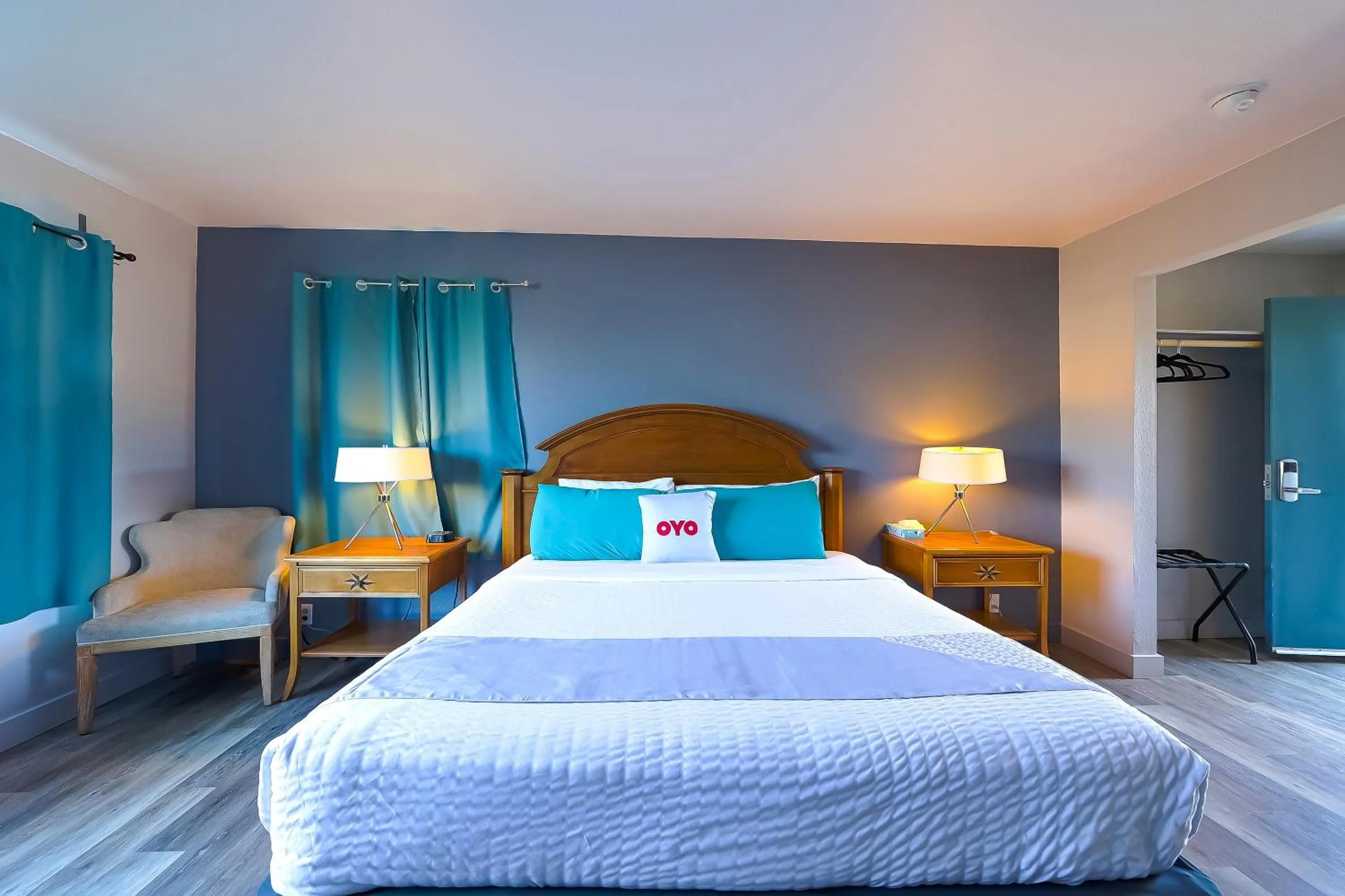 Bedroom, Bed in Waves Hotel NYE Beach - Newport OR