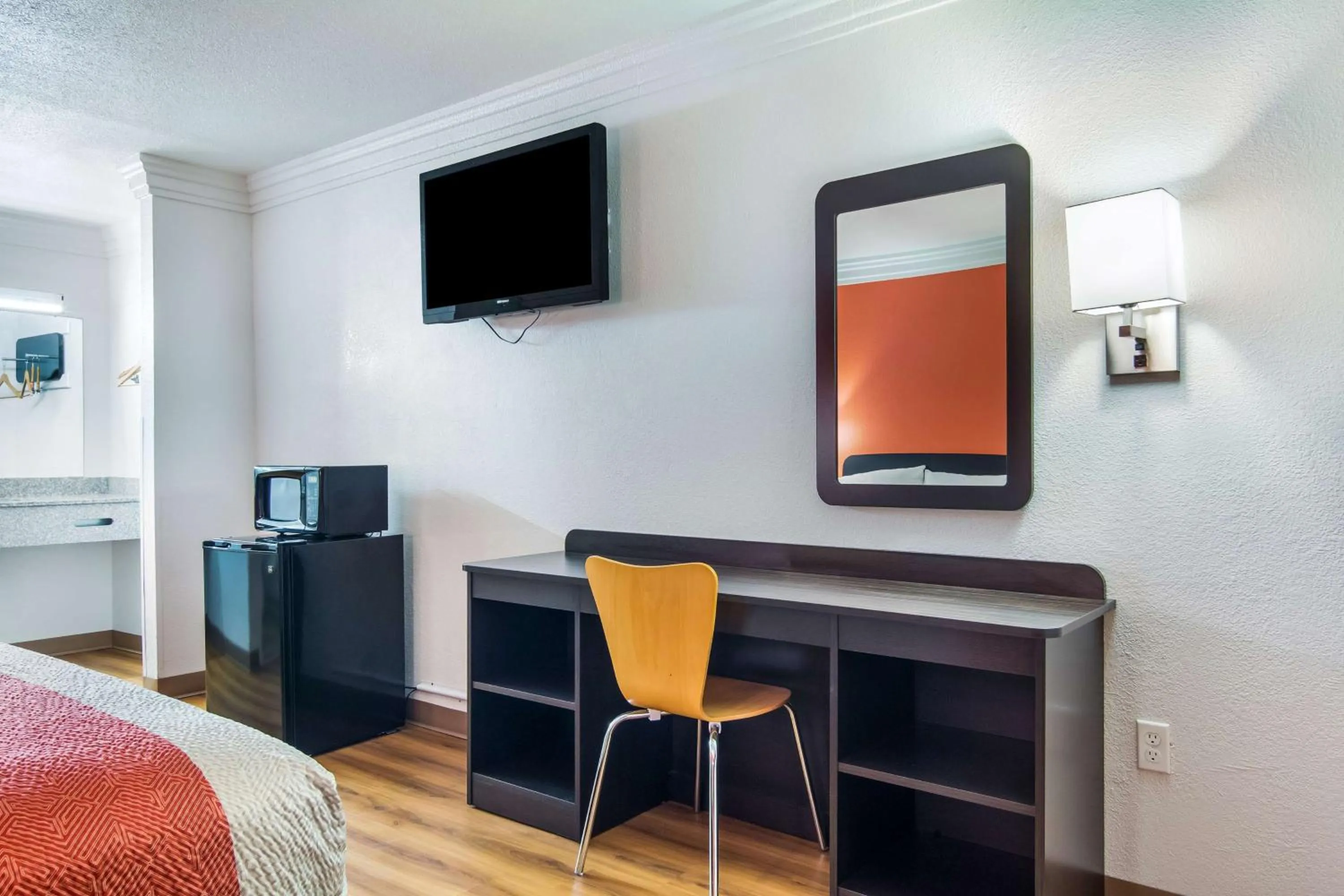 Photo of the whole room, Bed in Motel 6-Marshall, TX