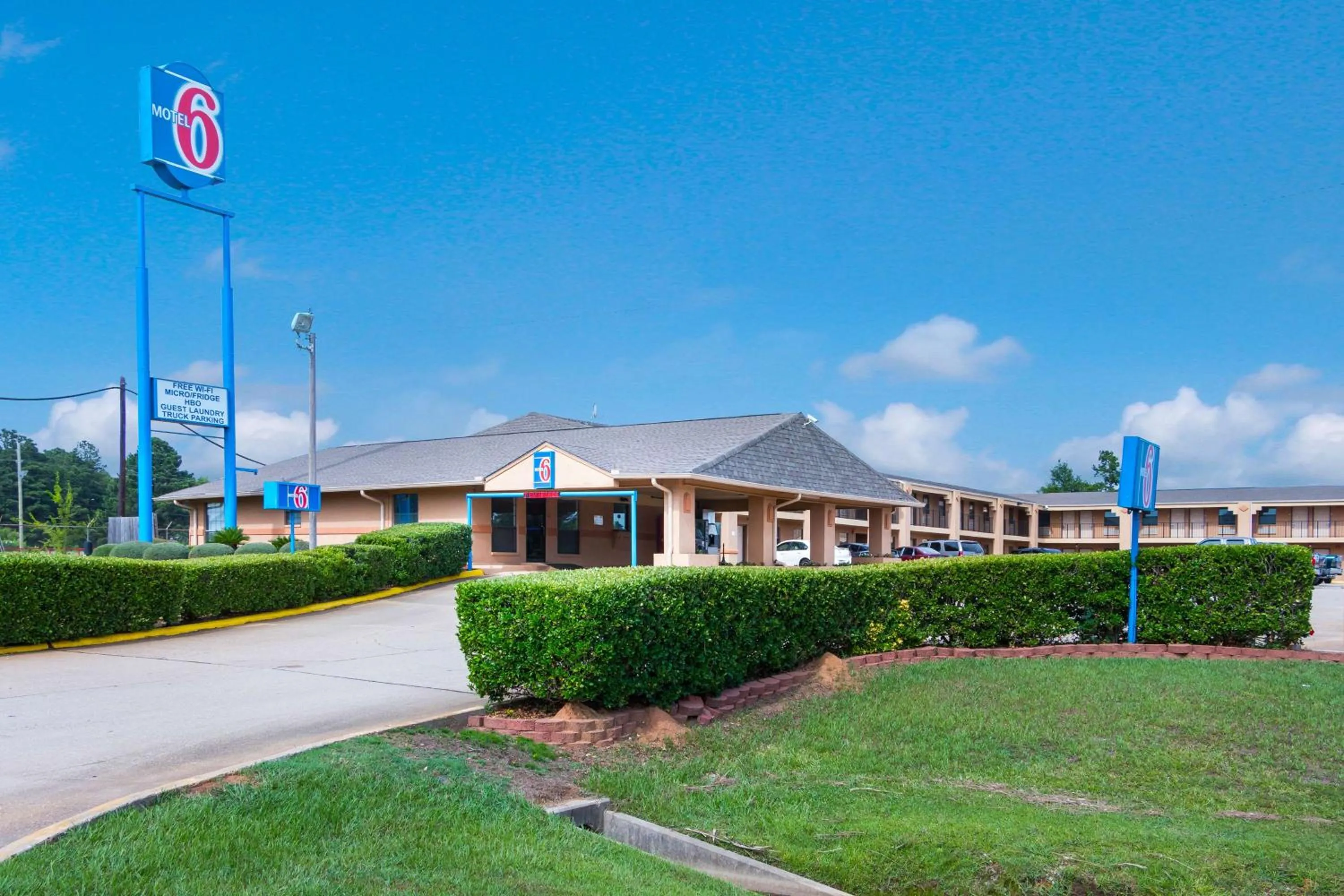 Property building in Motel 6-Marshall, TX