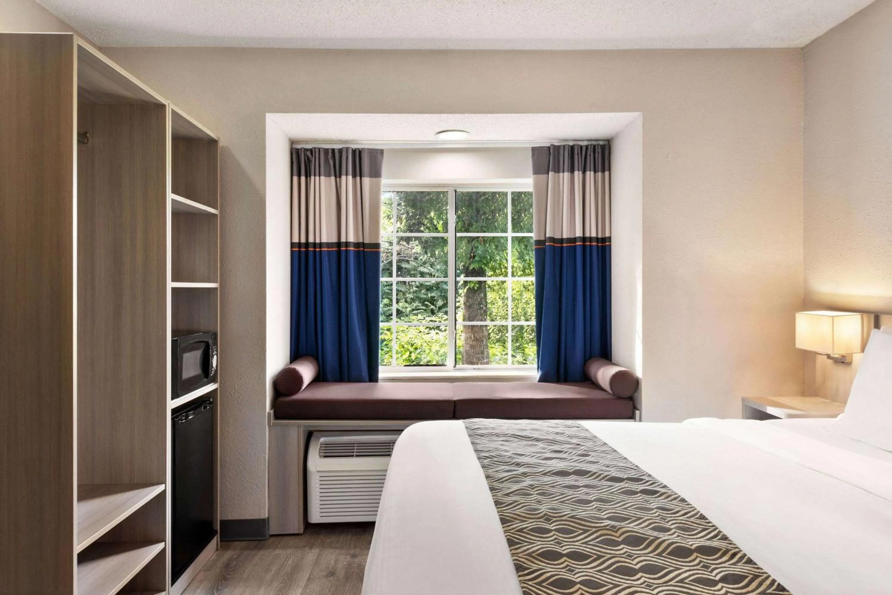 Bed in Microtel Inn & Suites by Wyndham Florence/Cincinnati Airpo