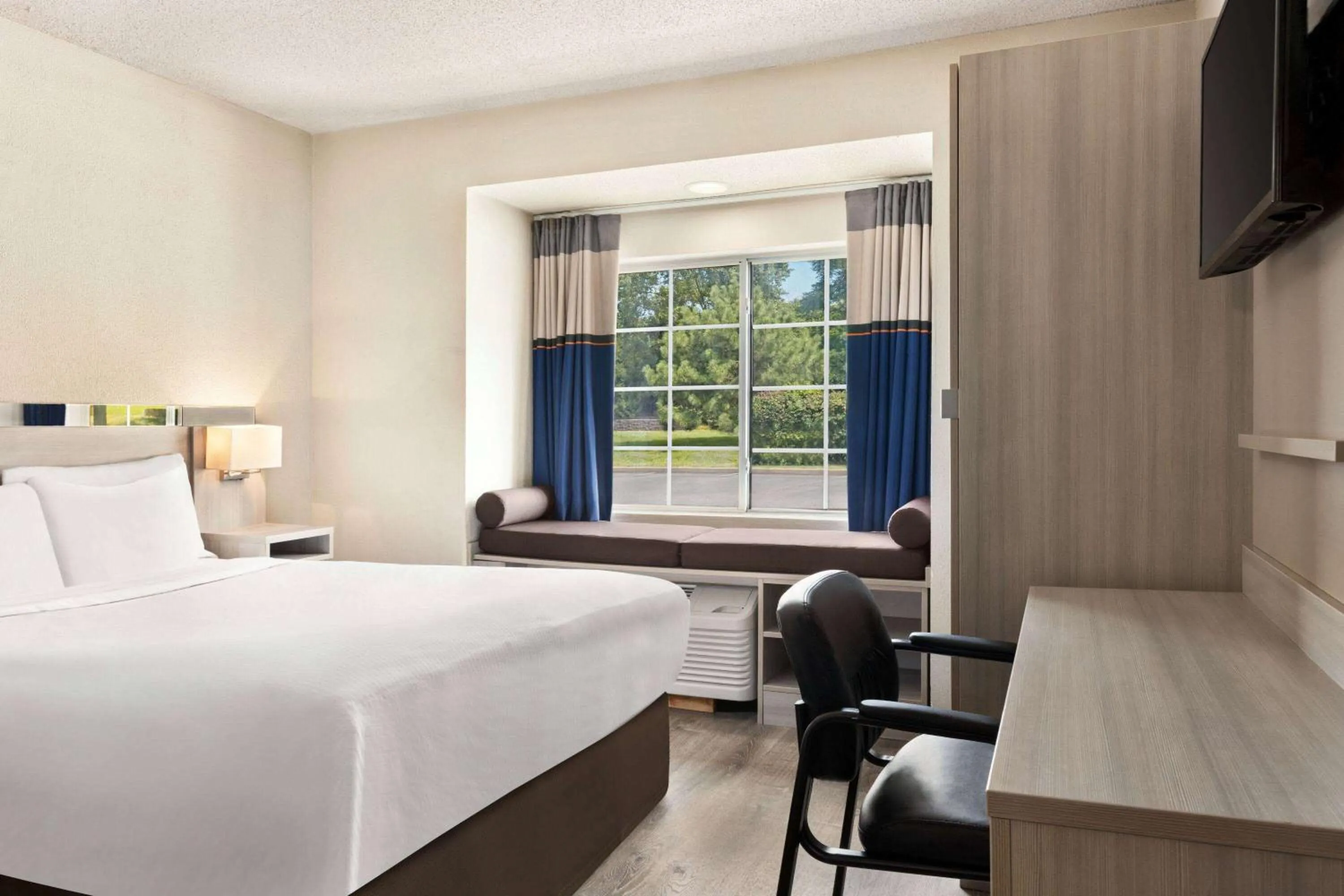 Photo of the whole room, Bed in Microtel Inn & Suites by Wyndham Florence/Cincinnati Airpo