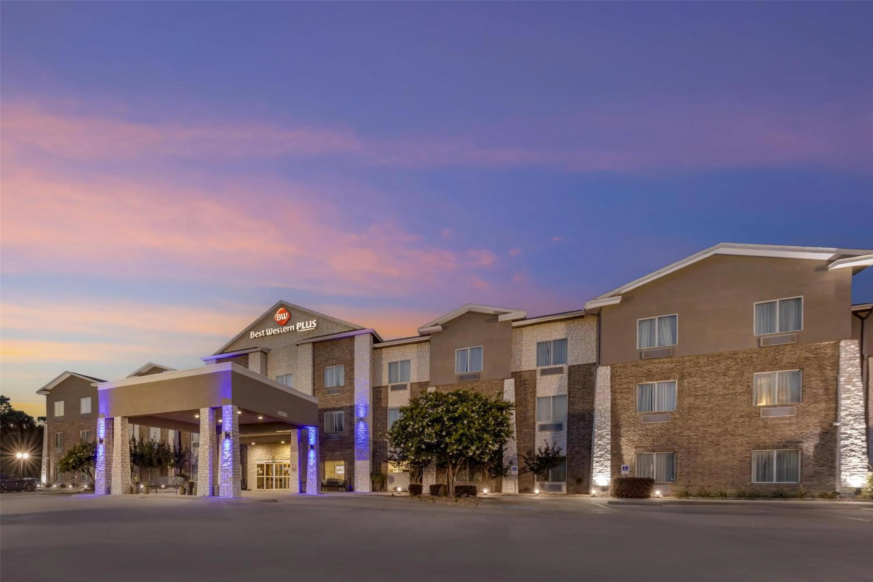 Property building in Best Western Plus Sand Bass Inn and Suites