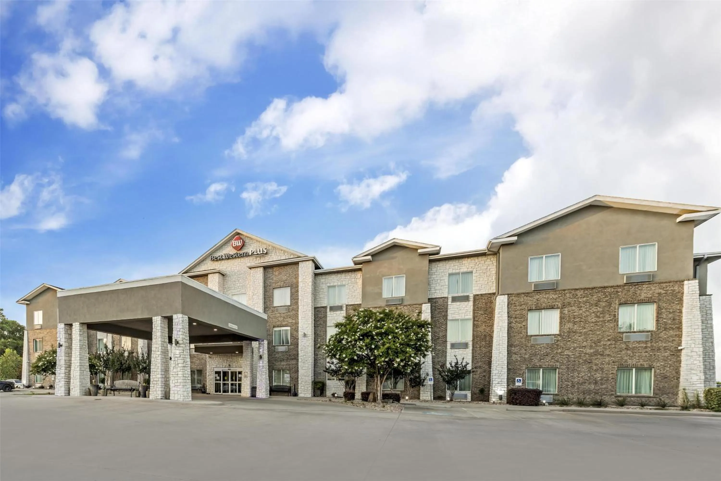 Property building in Best Western Plus Sand Bass Inn and Suites