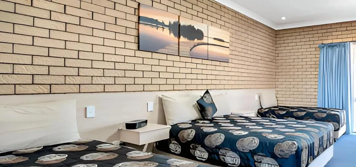 Bed in Warwick Settlers Inn