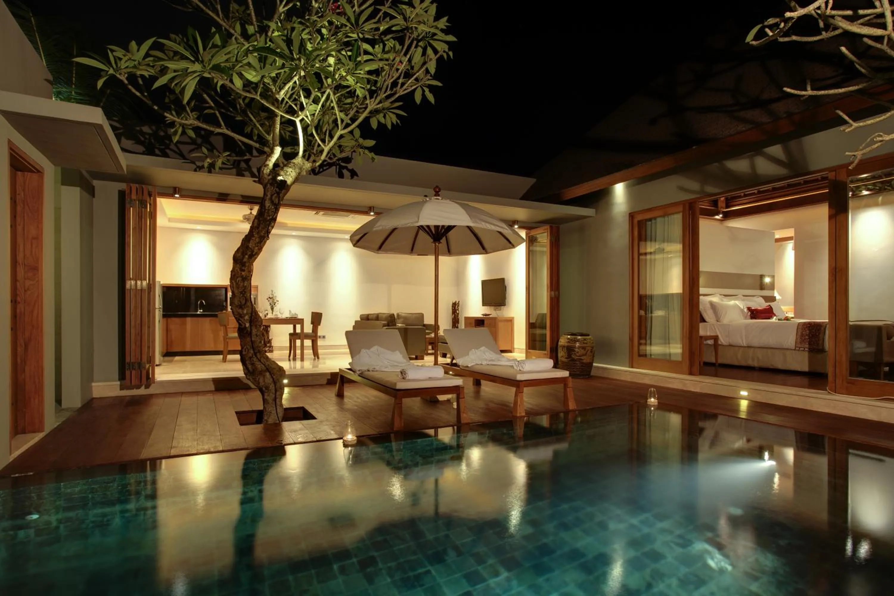 Swimming pool in KoenoKoeni Villa