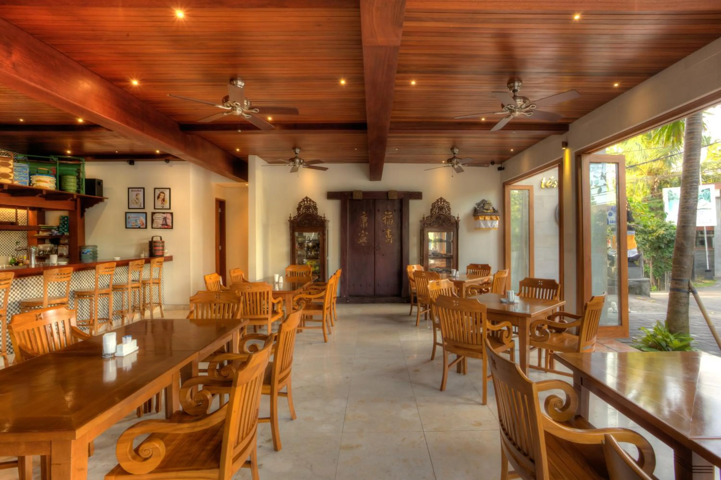 Restaurant/places to eat in KoenoKoeni Villa