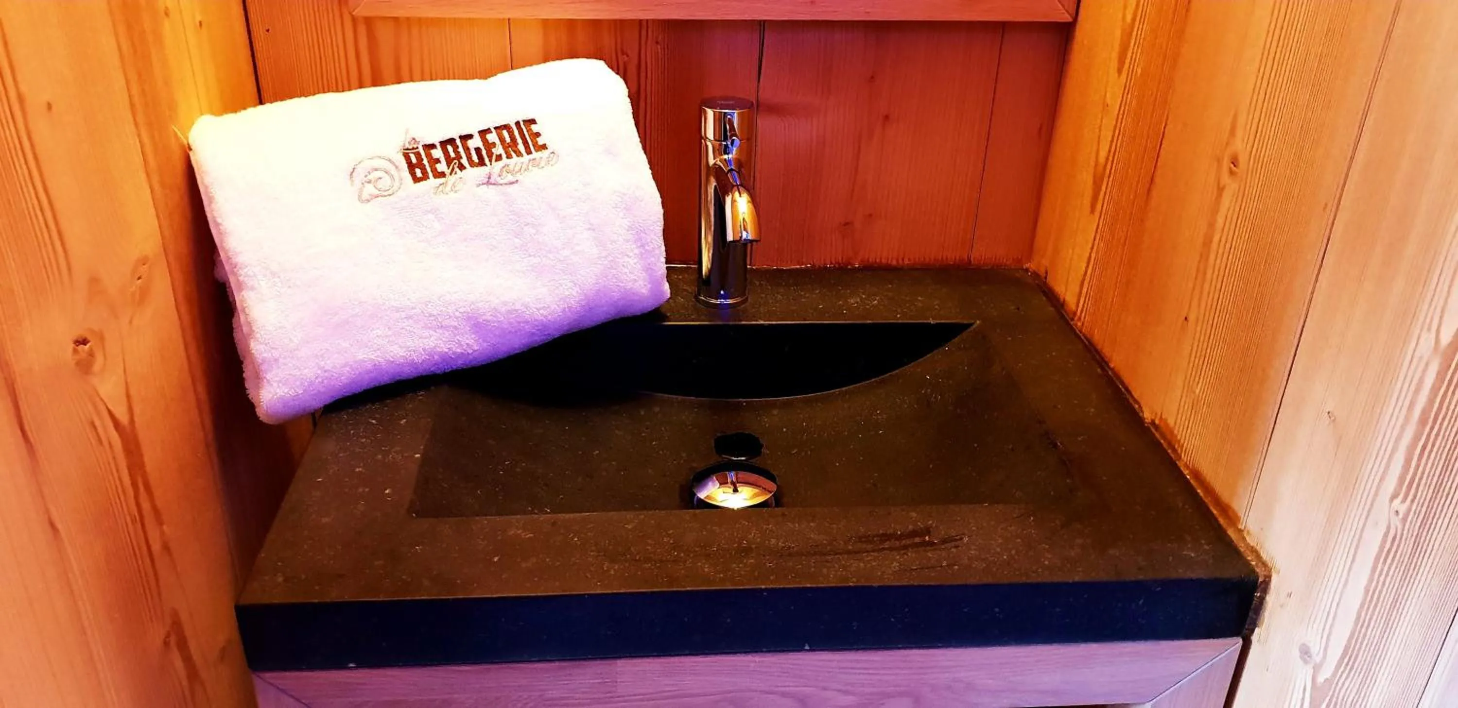 Bathroom in La Bergerie de Louvie