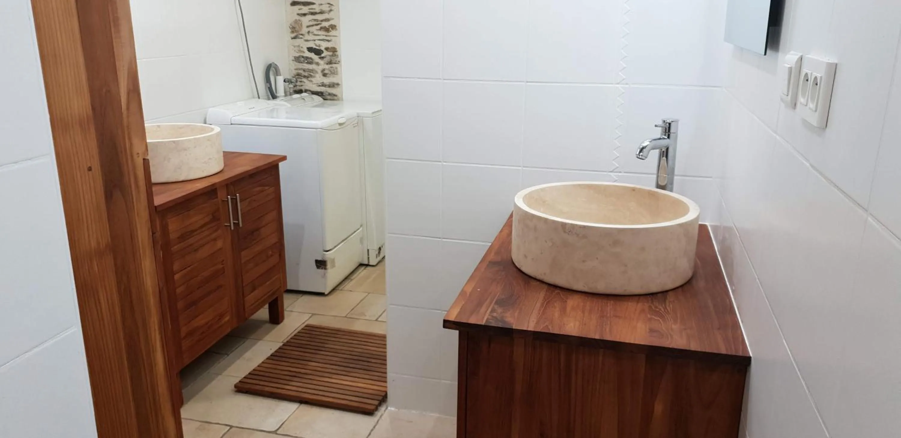 Bathroom in La Bergerie de Louvie