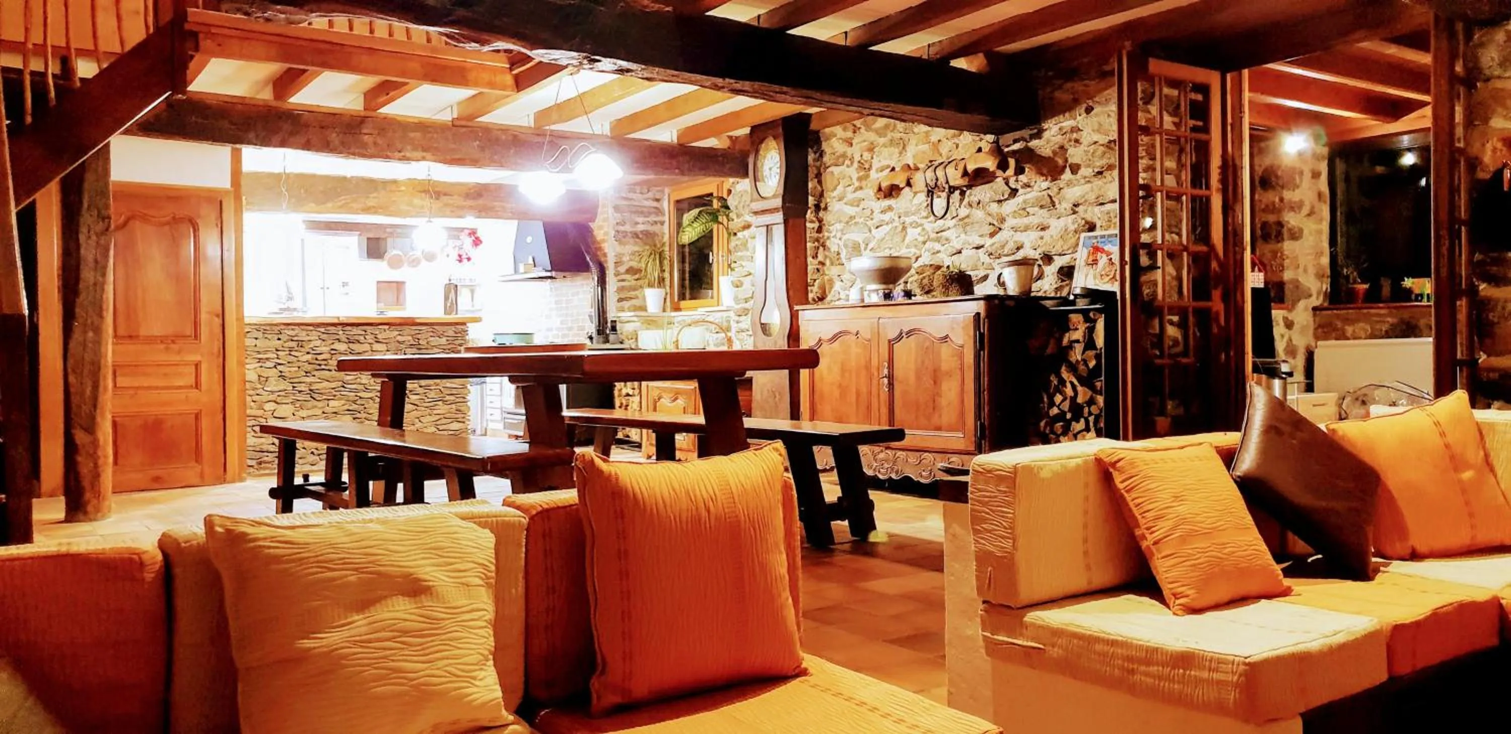 Lounge or bar in La Bergerie de Louvie