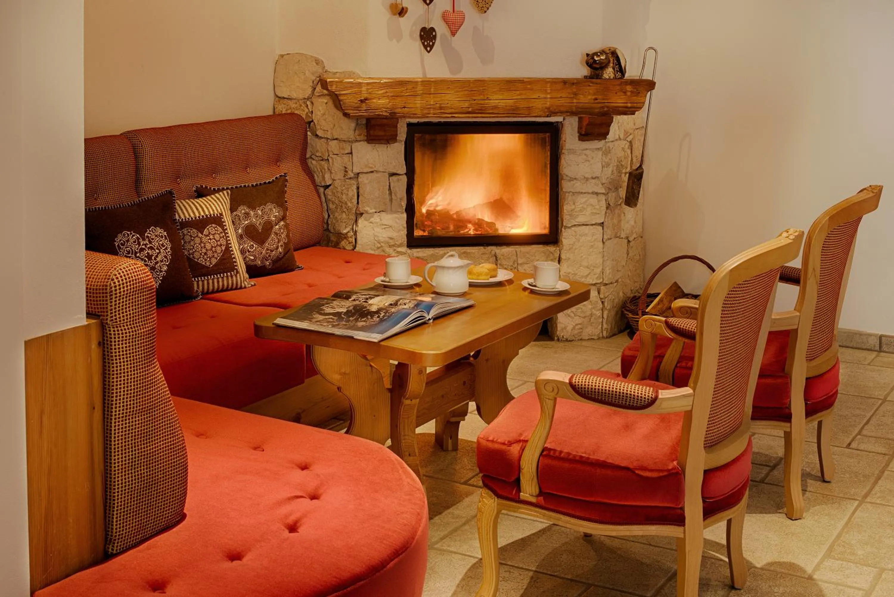 Communal lounge/ TV room in Hotel Garni Elisir