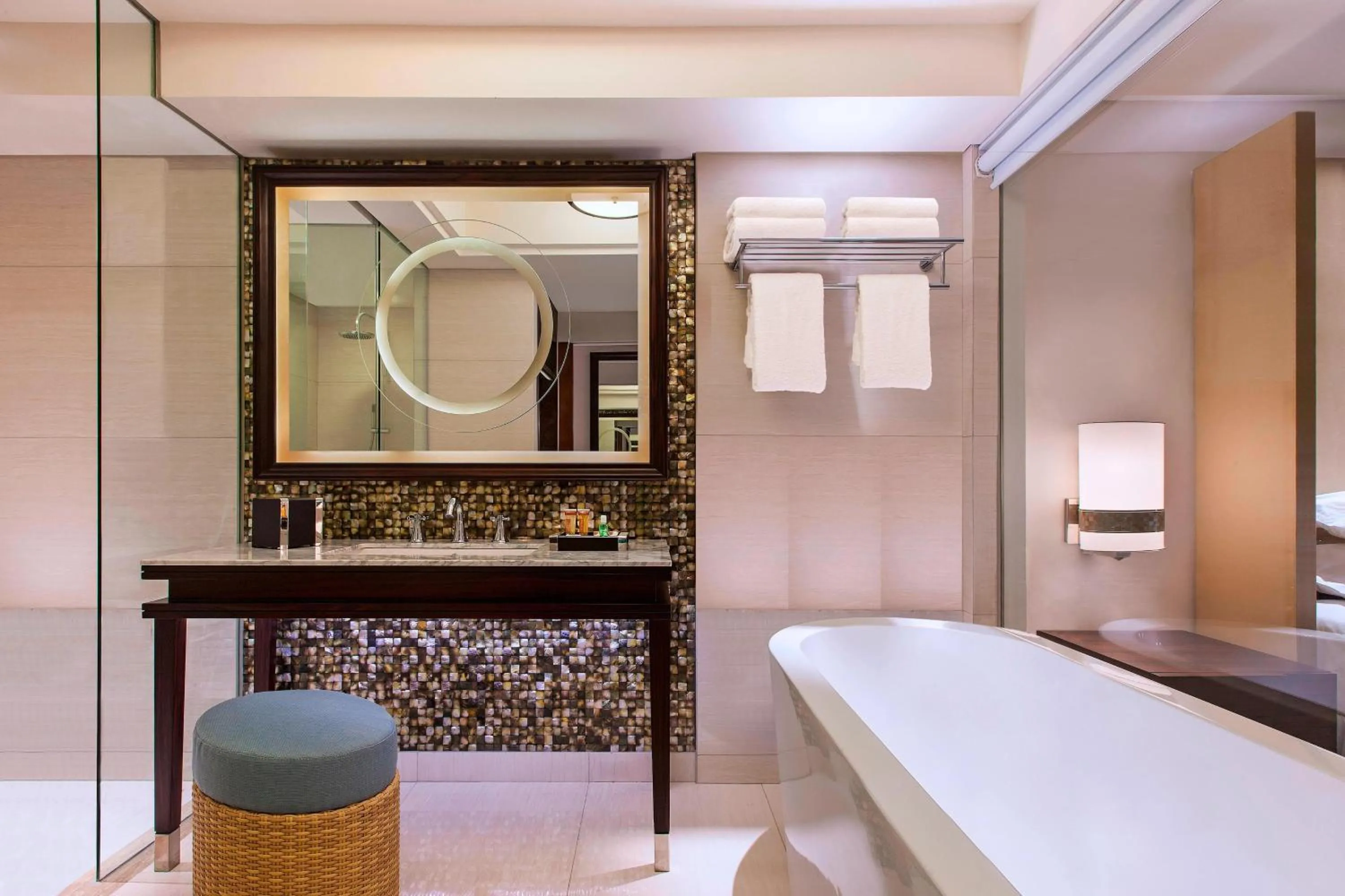 Bathroom, Bed in Sheraton Bali Kuta Resort