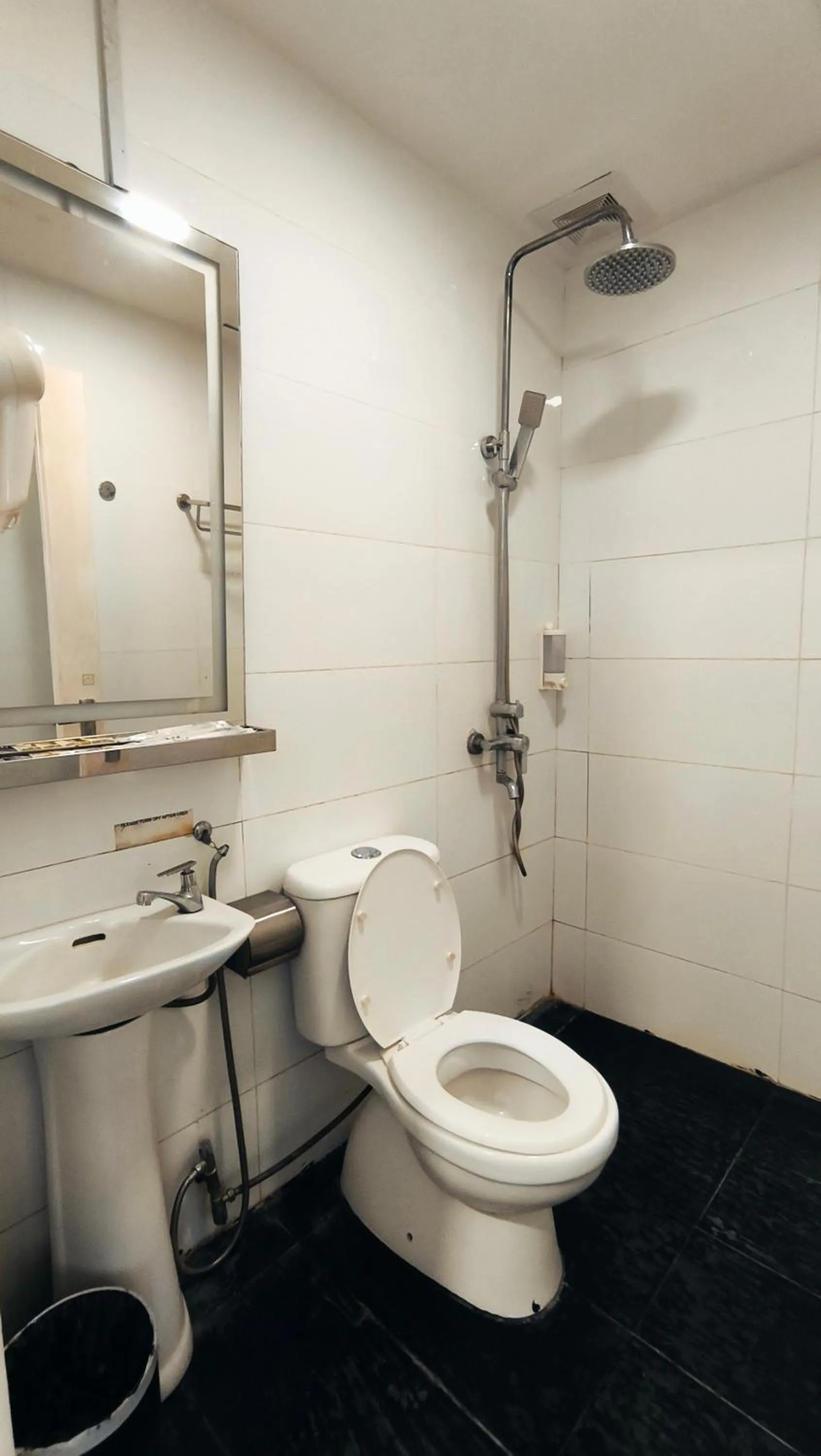 Bathroom in Natol Hotel