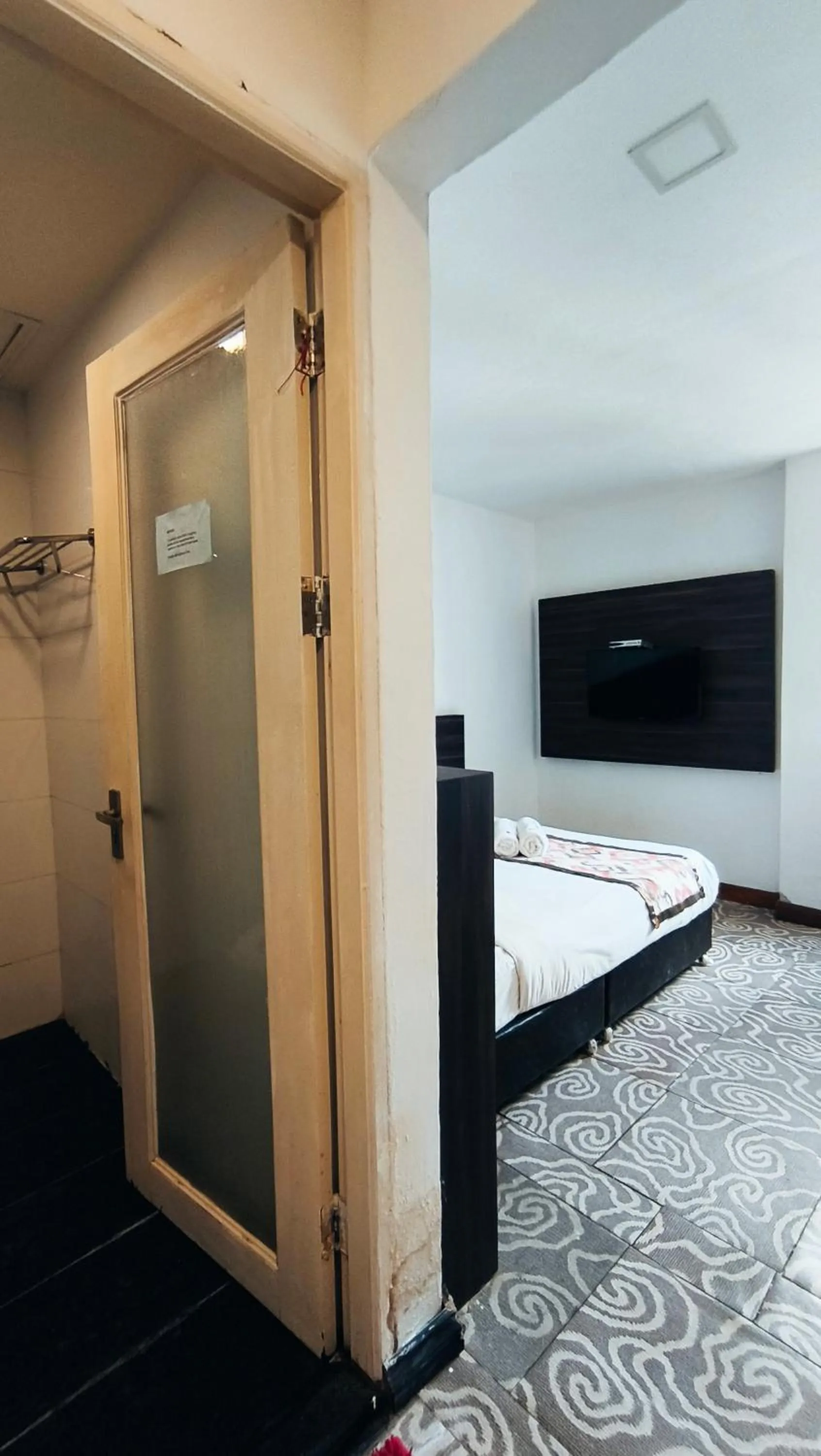 Communal lounge/ TV room, Bed in Natol Hotel