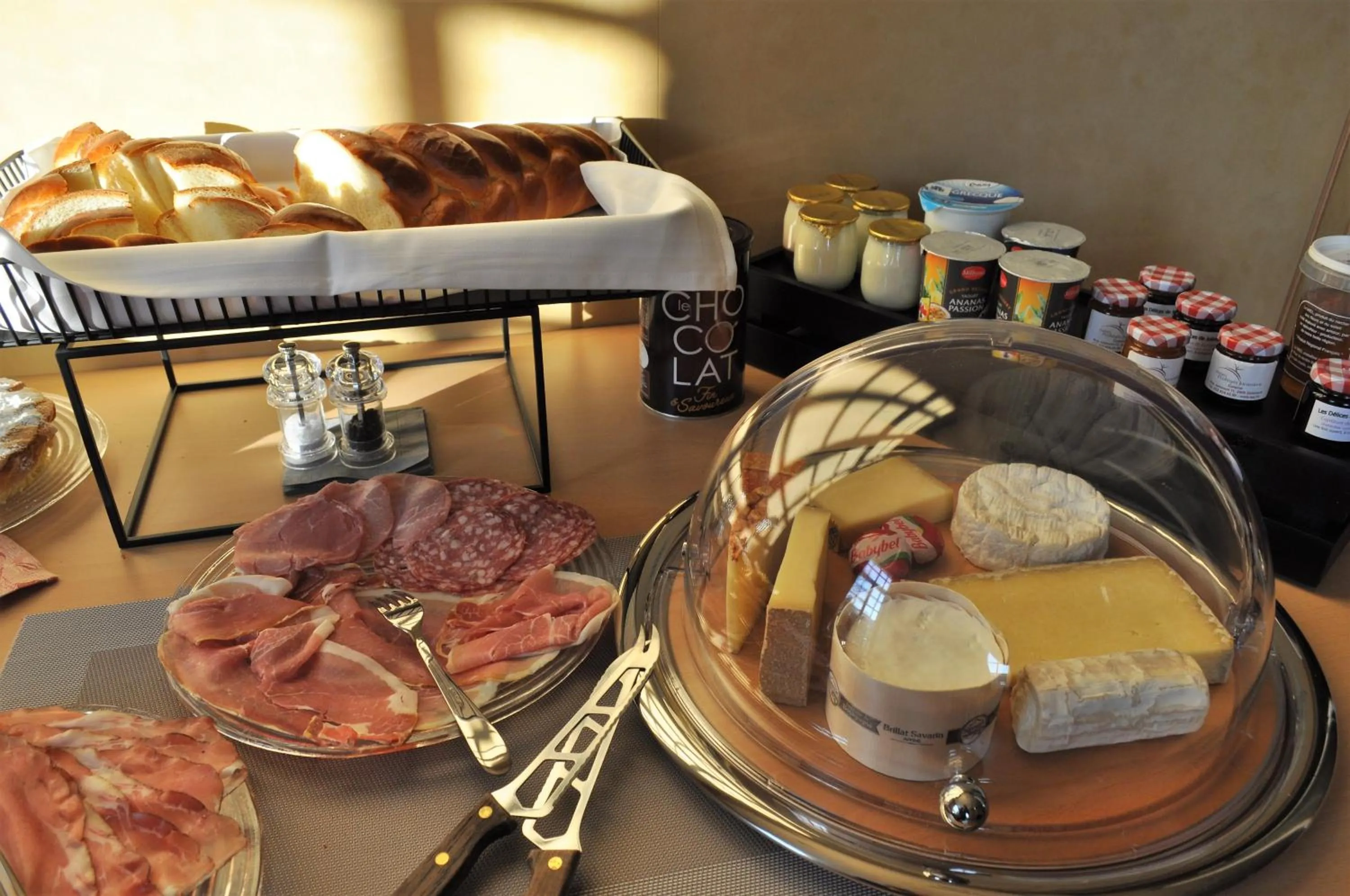 Buffet breakfast in Domaine de Mont-Renaud