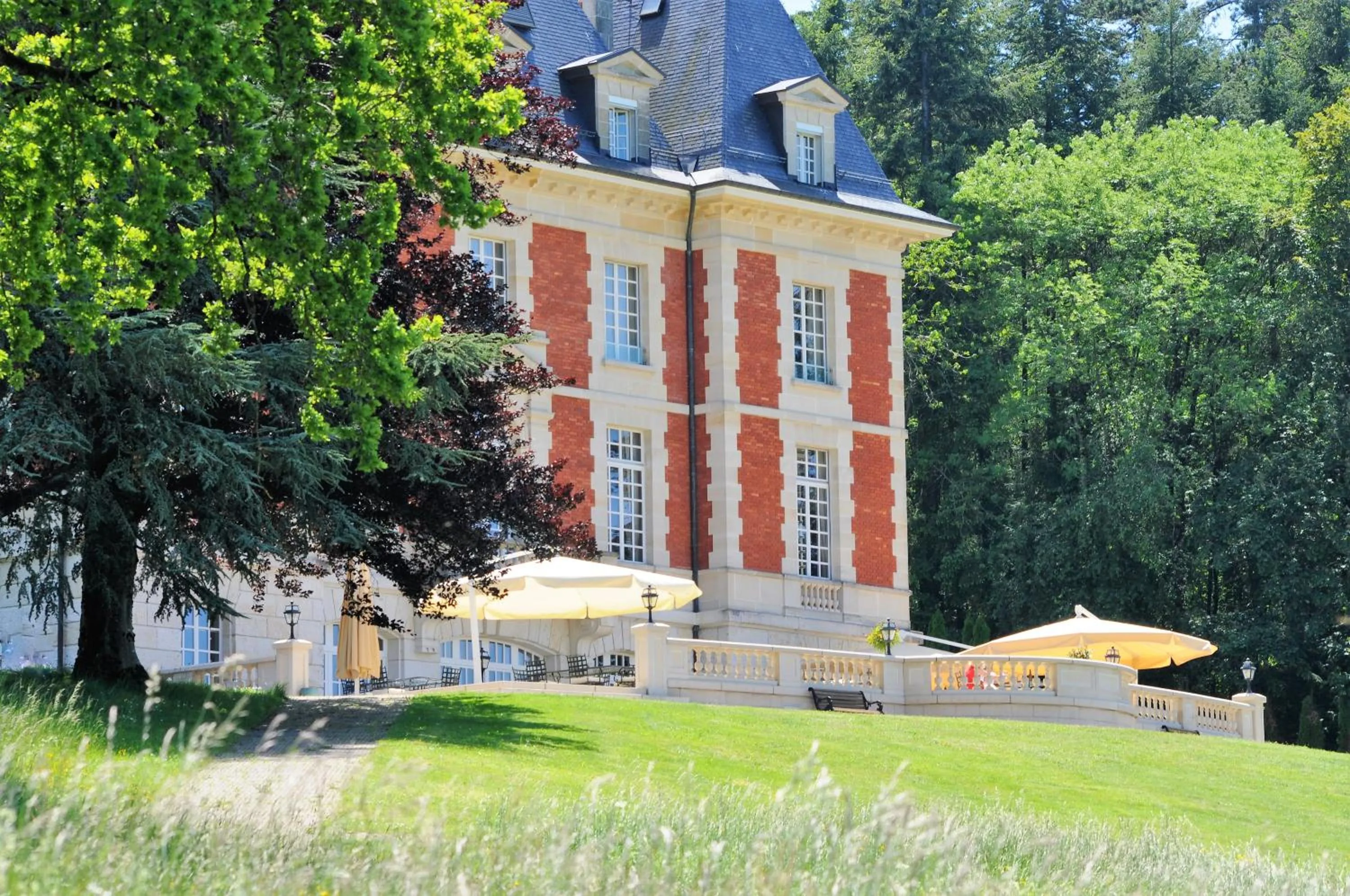 Property building in Domaine de Mont-Renaud