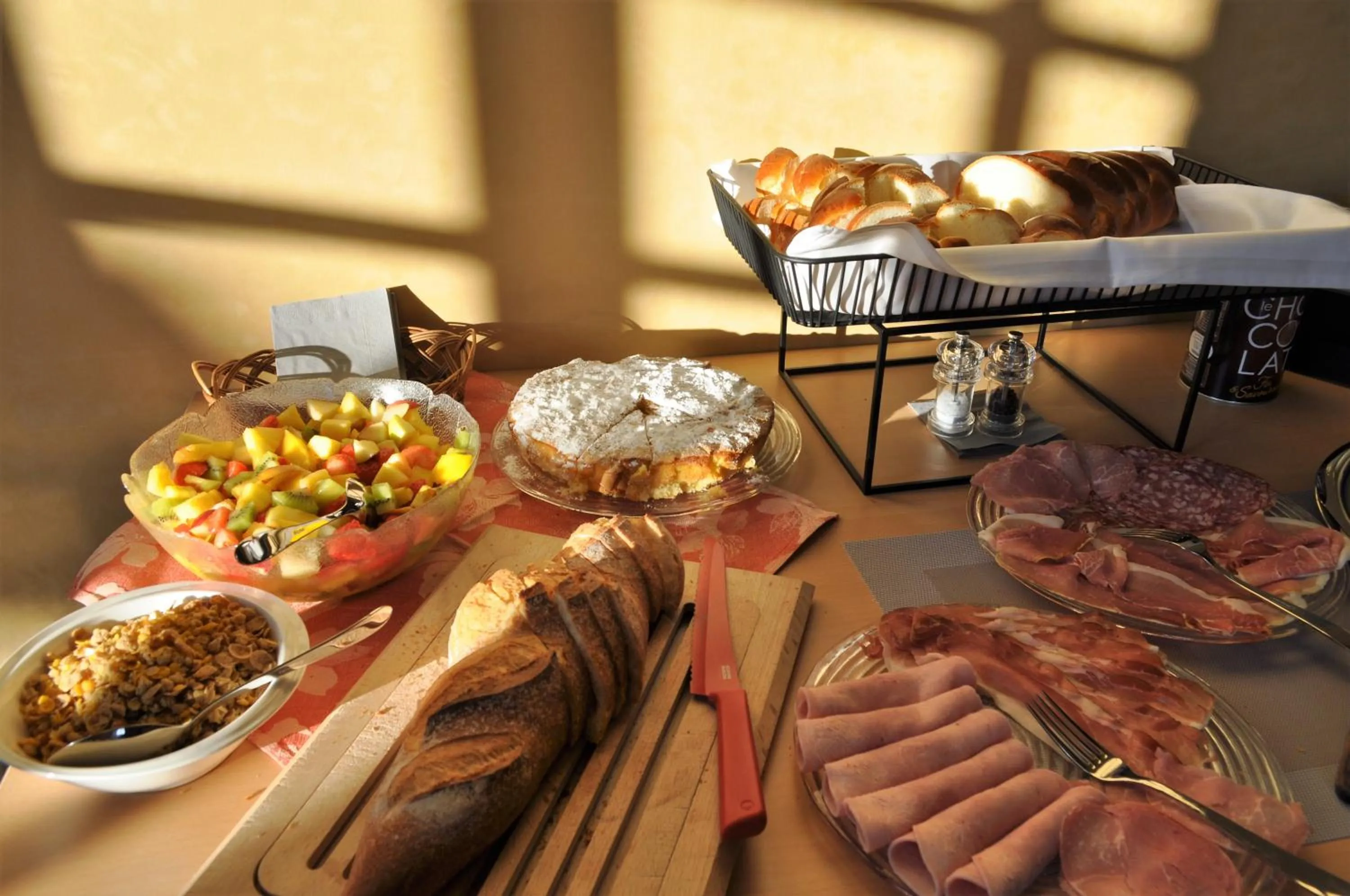 Buffet breakfast in Domaine de Mont-Renaud