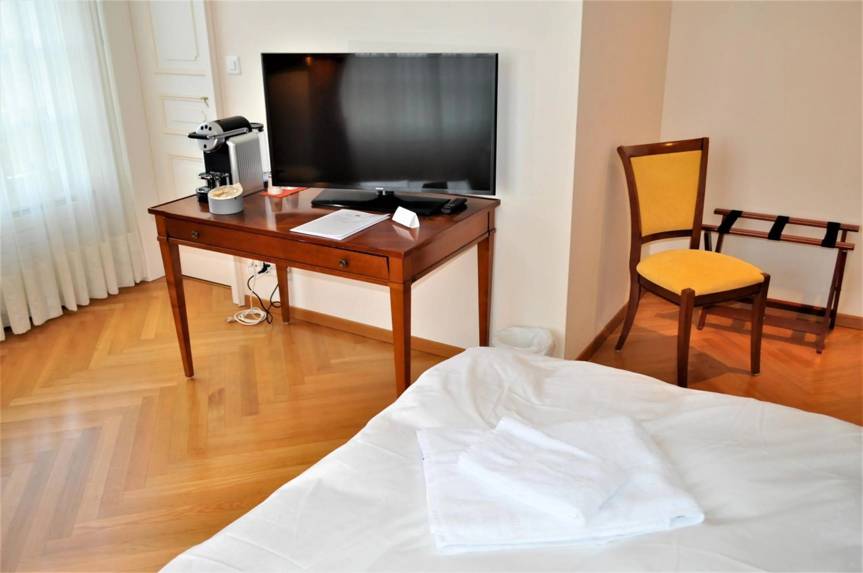 TV and multimedia, Bed in Domaine de Mont-Renaud