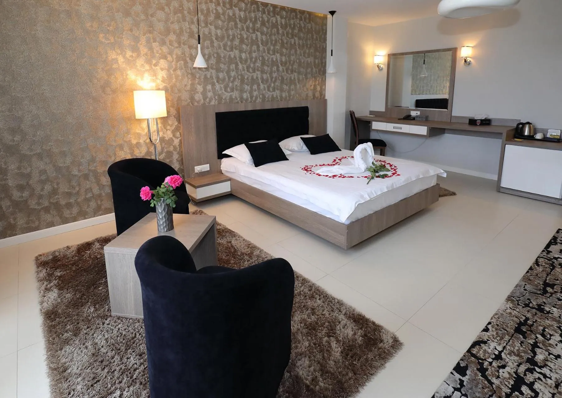 Photo of the whole room, Bed in MELISS EVENTS