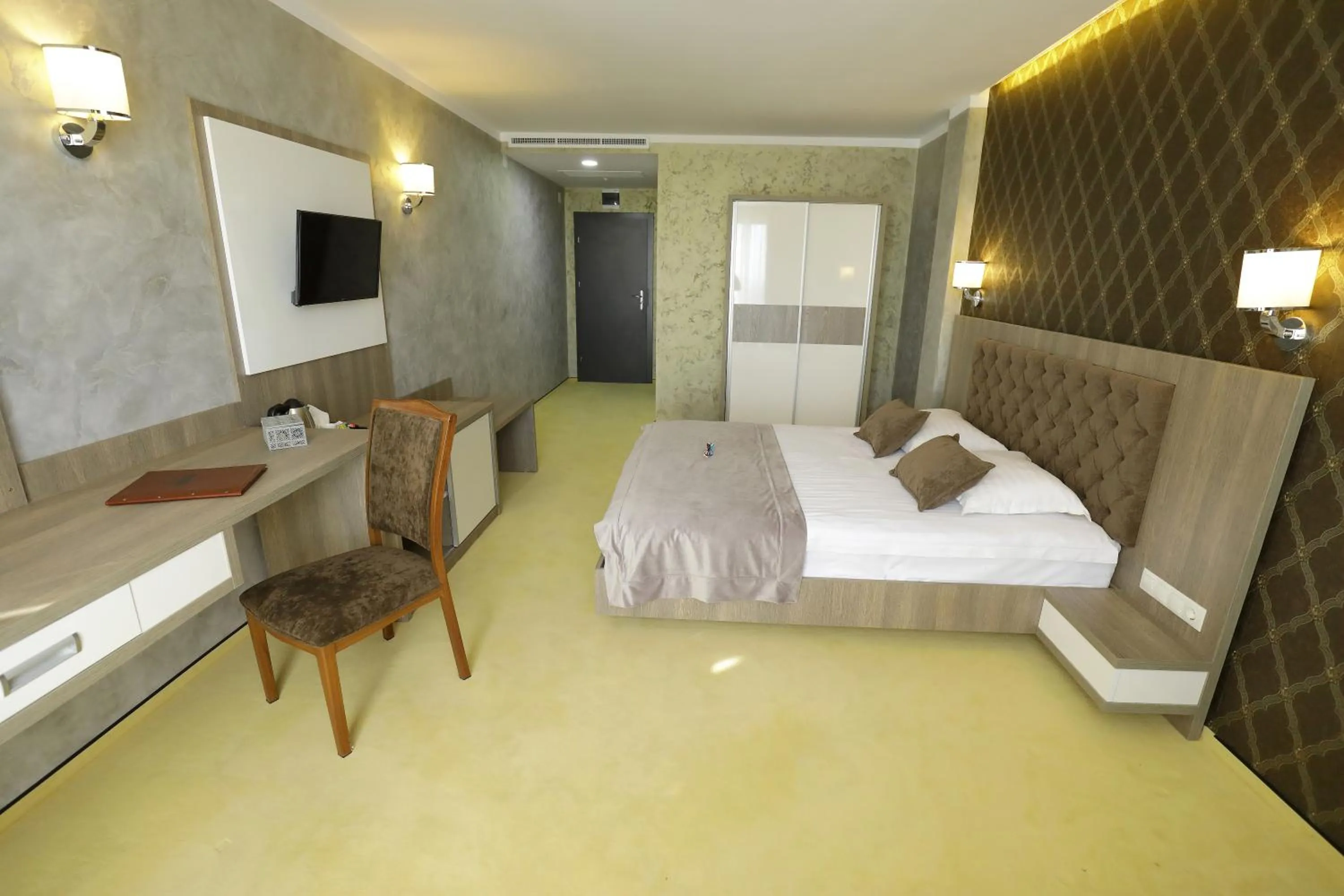 Photo of the whole room, Bed in MELISS EVENTS