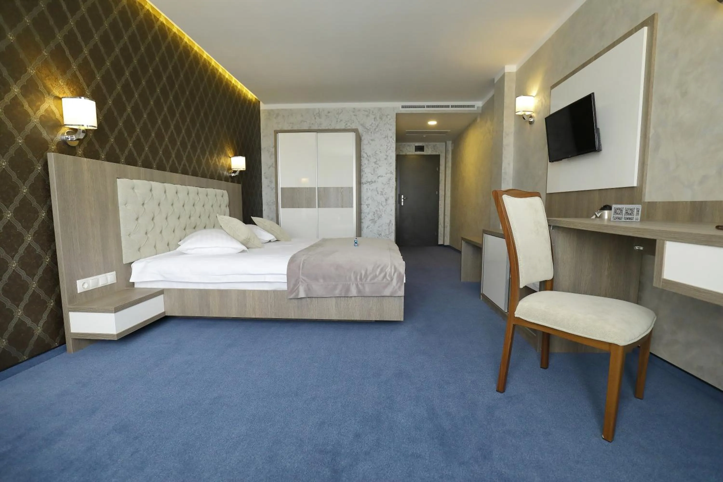 Photo of the whole room, Bed in MELISS EVENTS