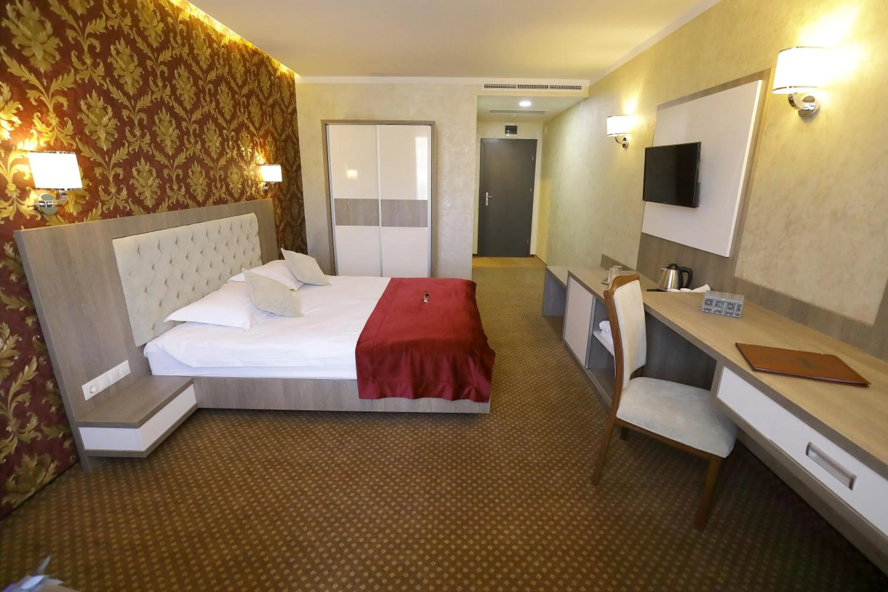 Photo of the whole room, Bed in MELISS EVENTS