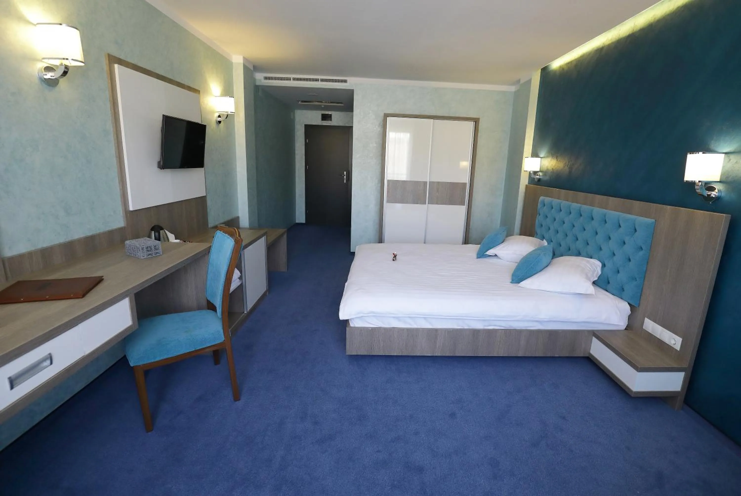 Photo of the whole room, Bed in MELISS EVENTS