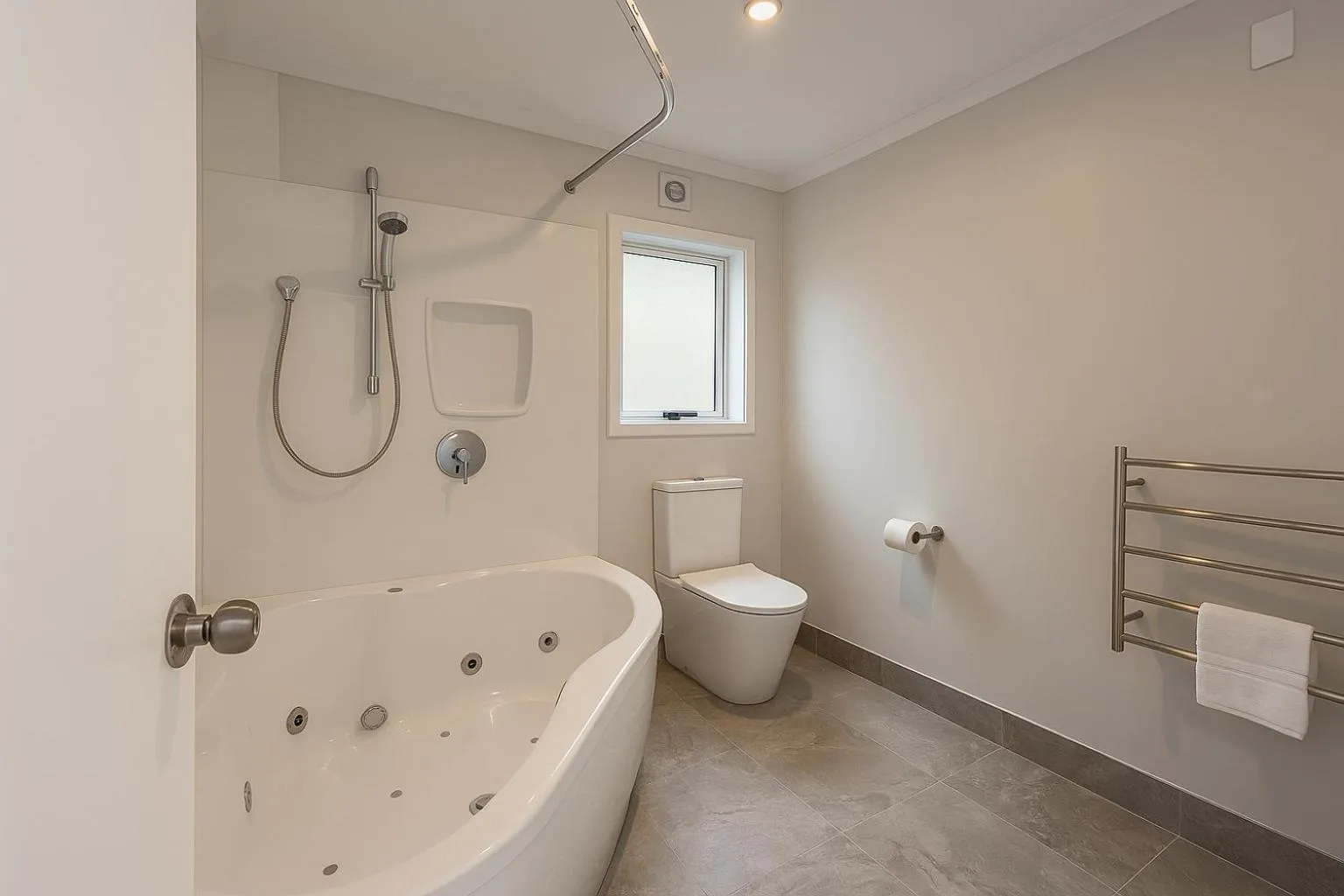 Bathroom in BKs Pioneer Motel