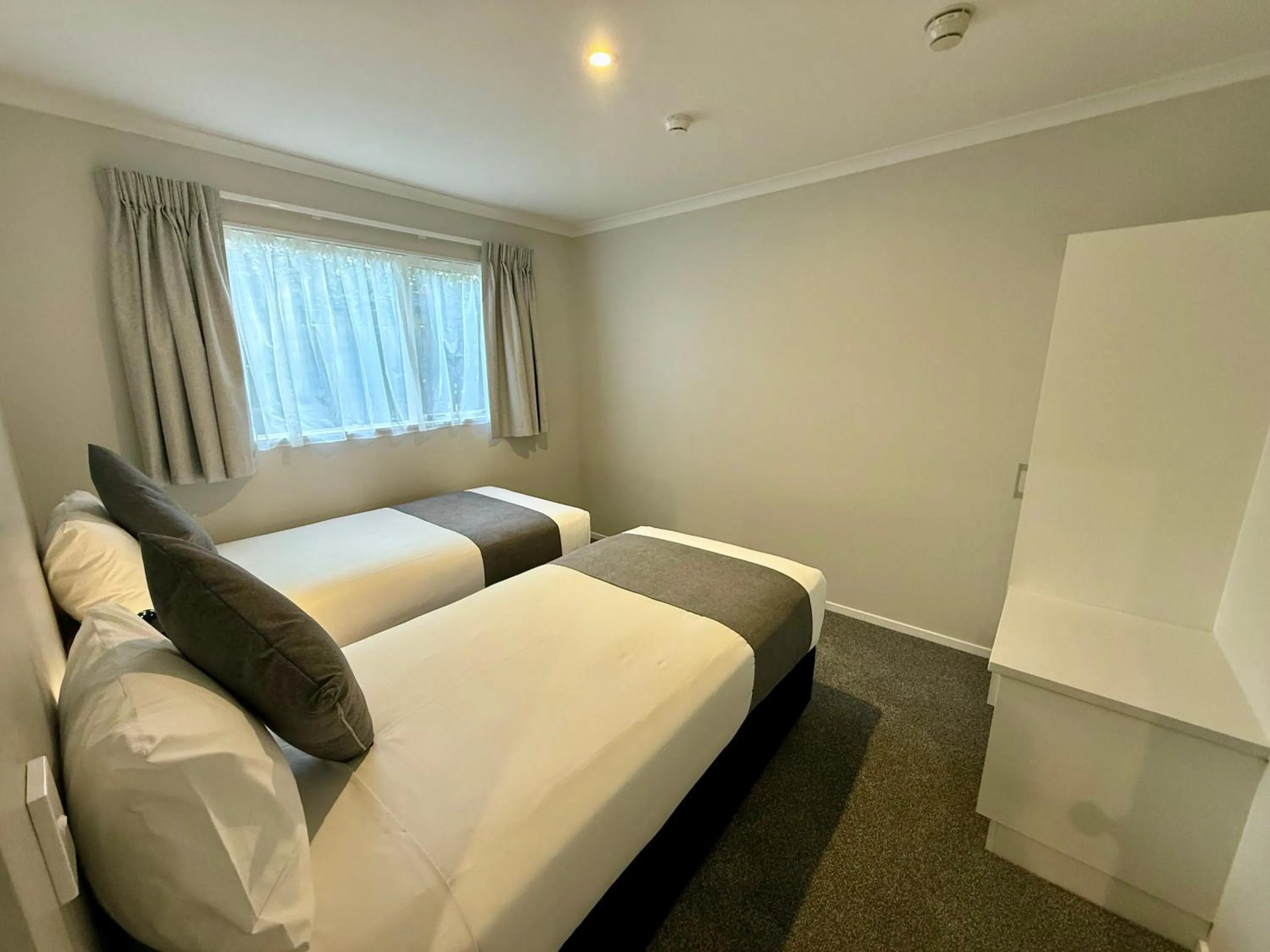 Bed in BKs Pioneer Motel