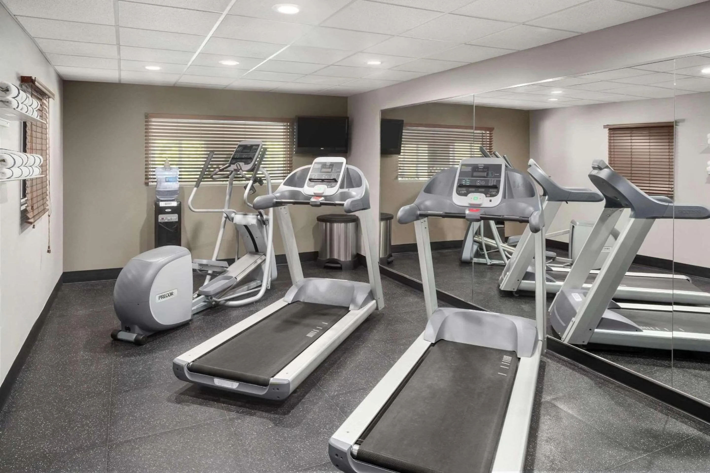 Fitness centre/facilities in Country Inn & Suites by Radisson, Louisville South, KY