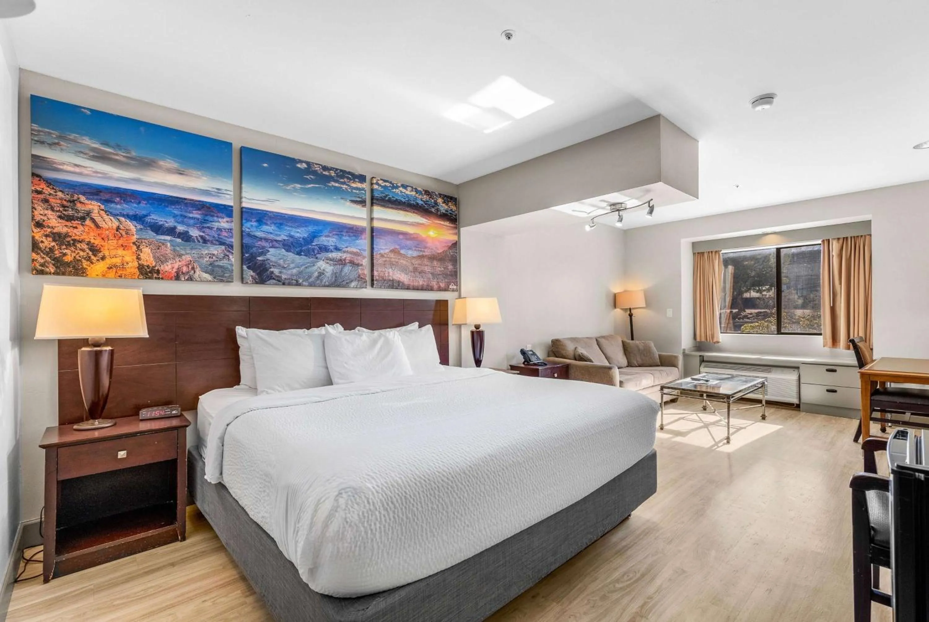 Photo of the whole room, Bed in Days Inn by Wyndham Camp Verde Arizona