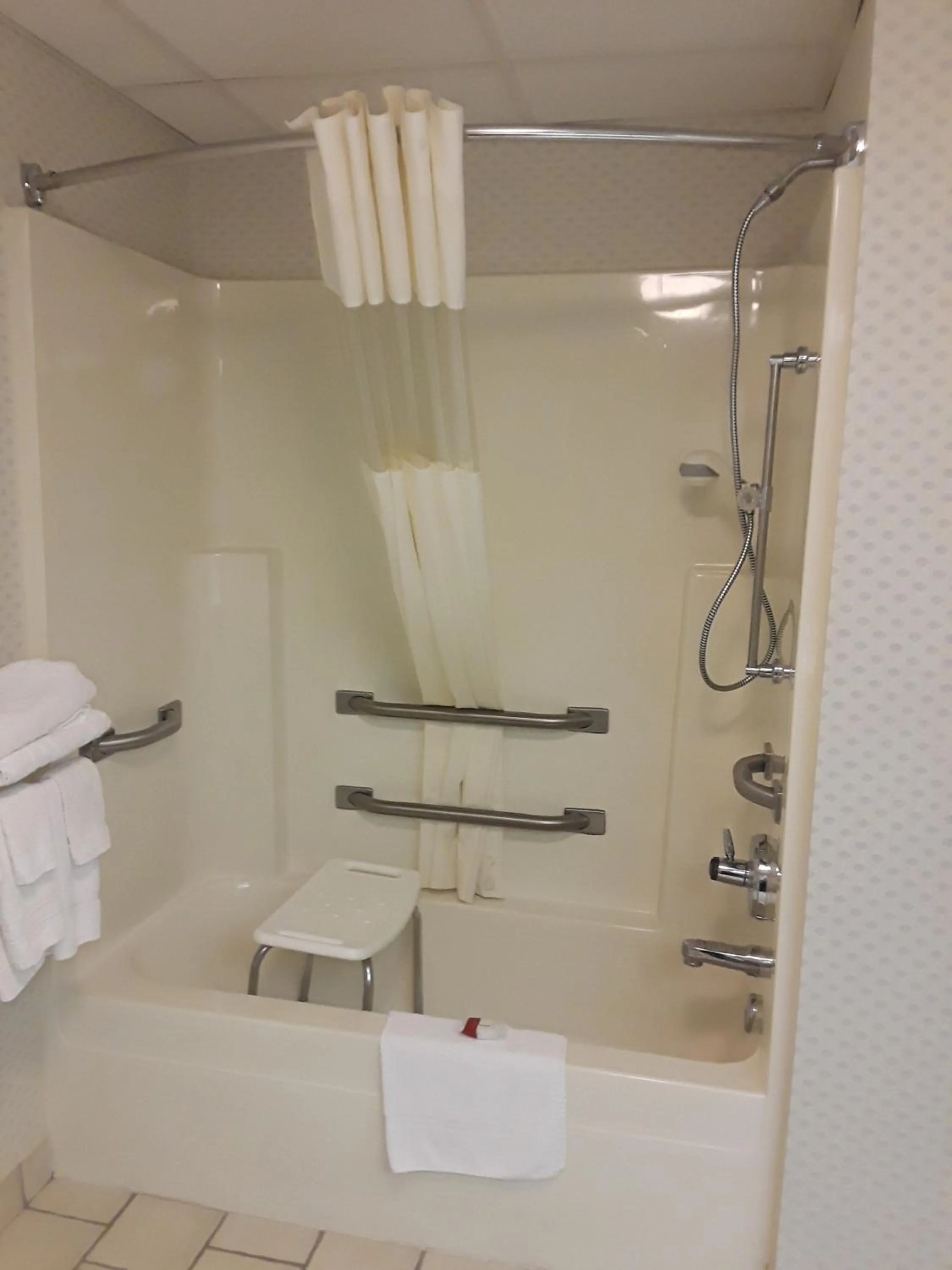 Shower in Baymont by Wyndham London KY