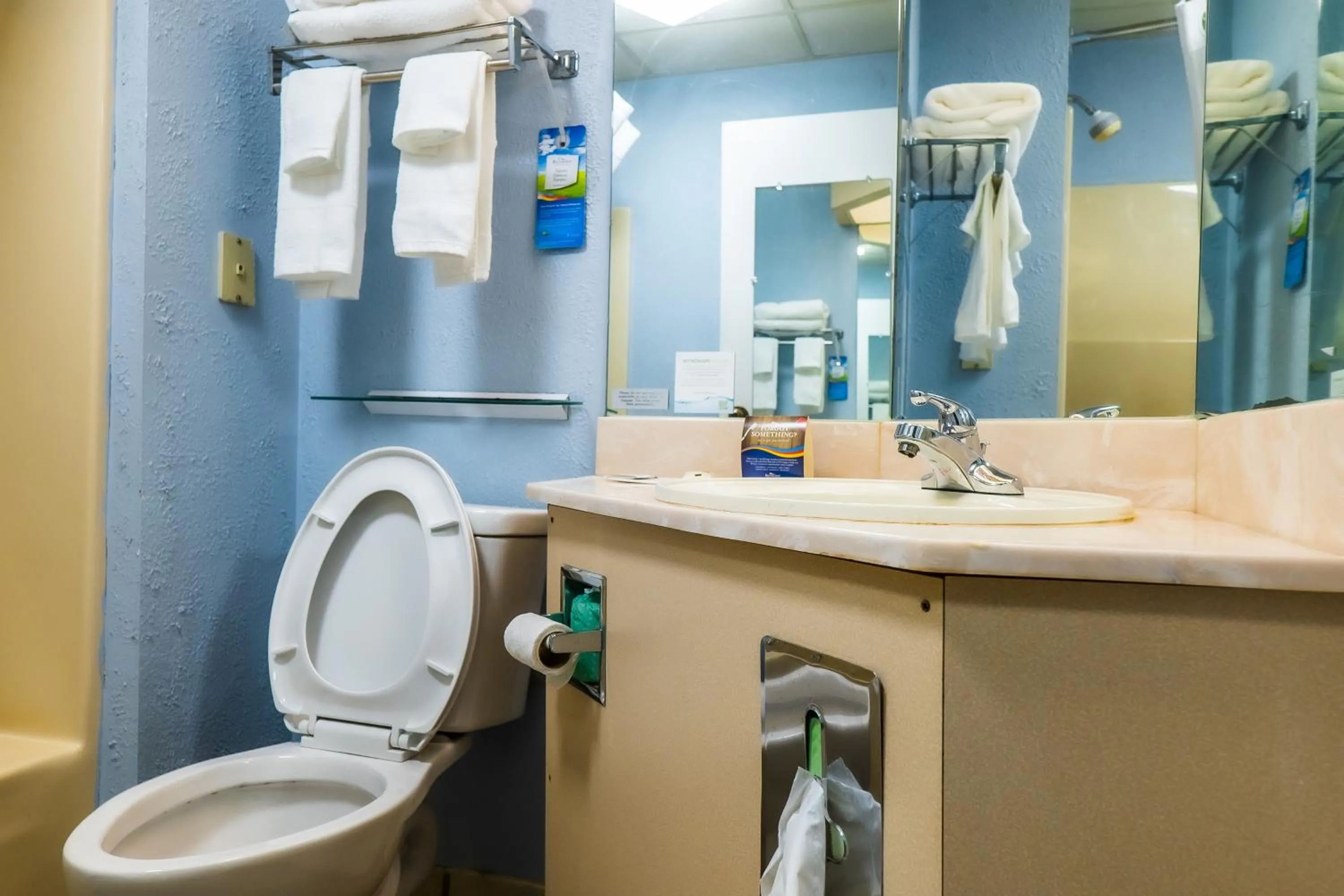 Toilet in Baymont by Wyndham London KY