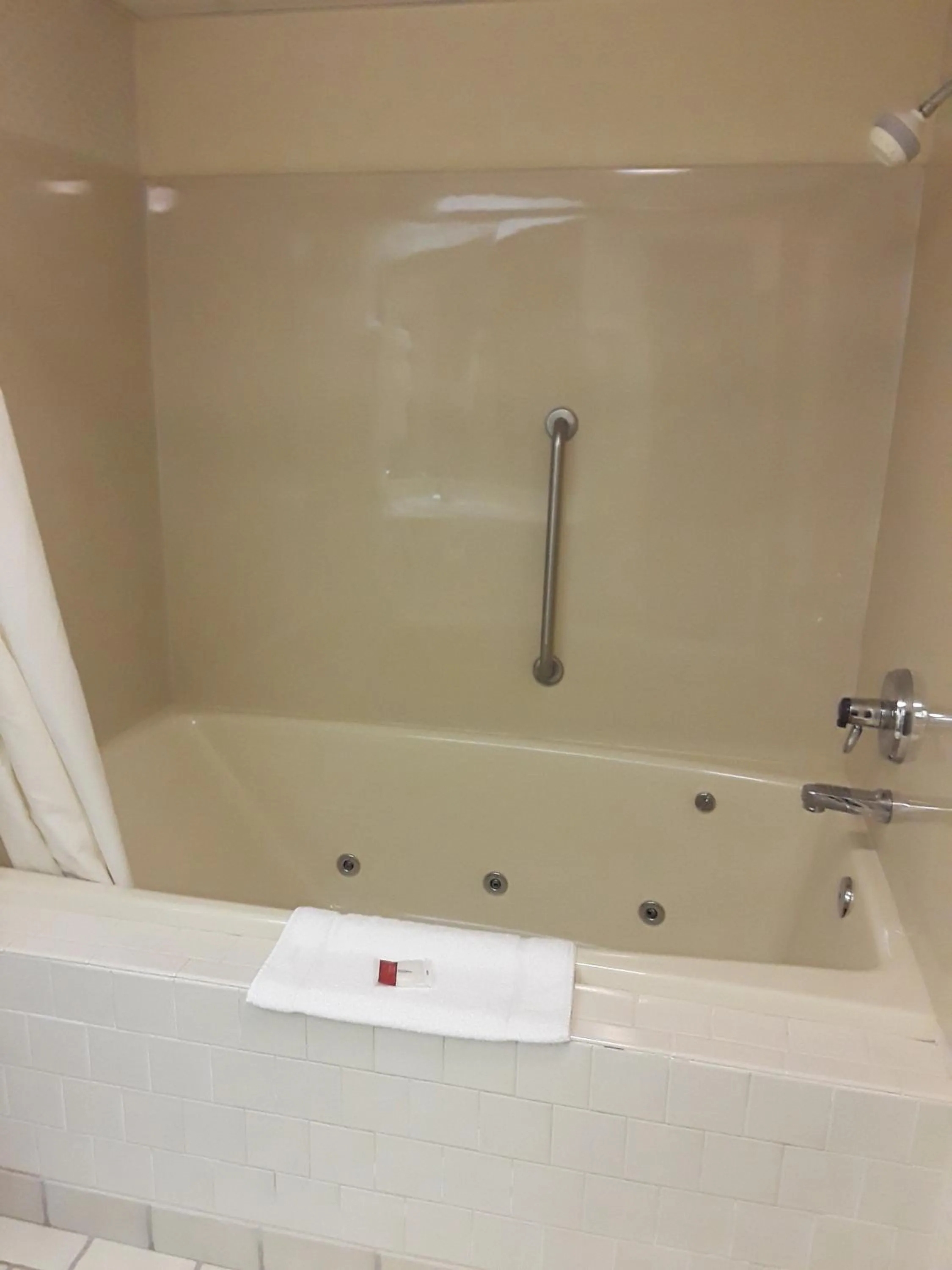 Bathroom in Baymont by Wyndham London KY