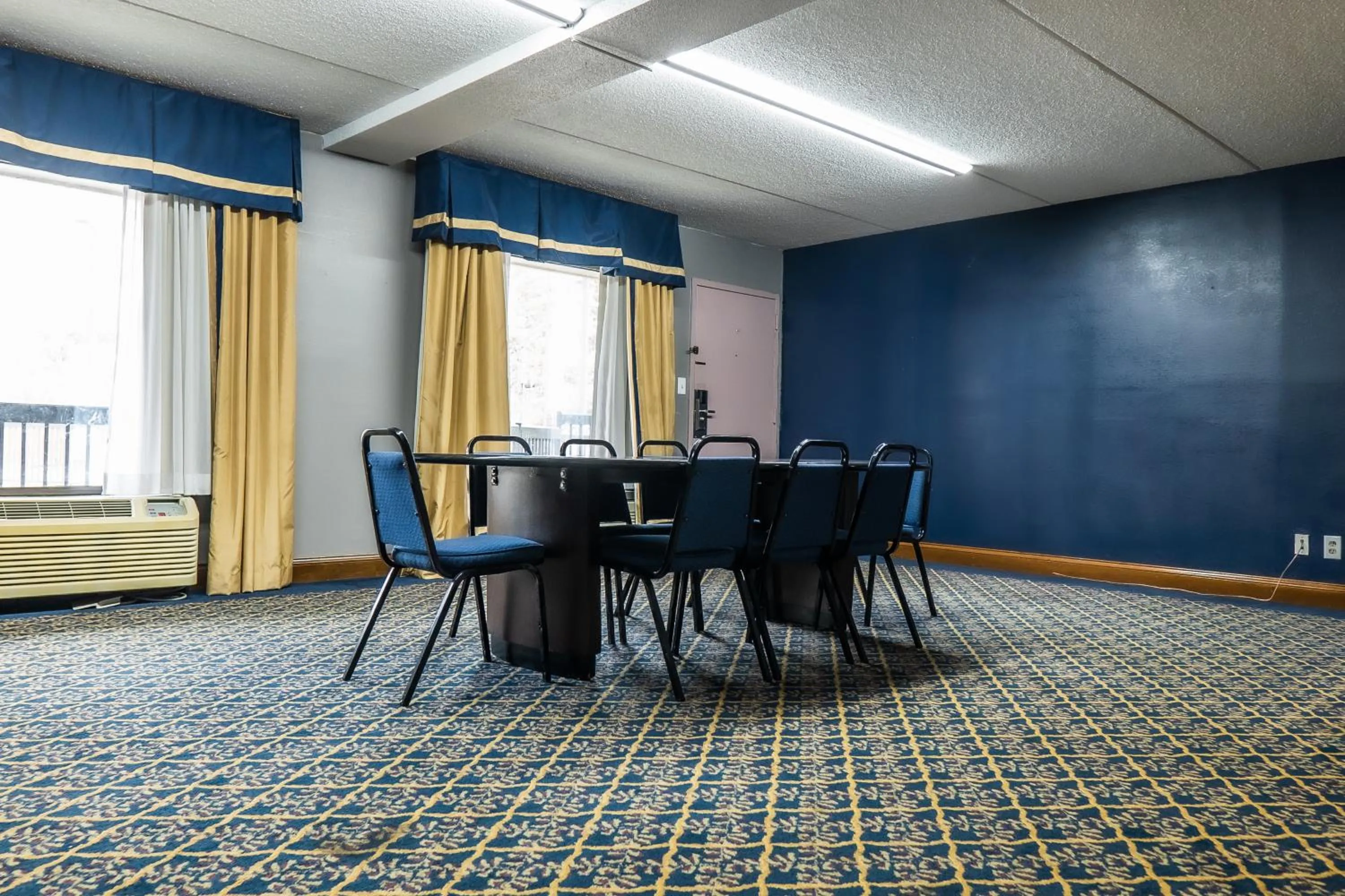 Seating area in Baymont by Wyndham London KY