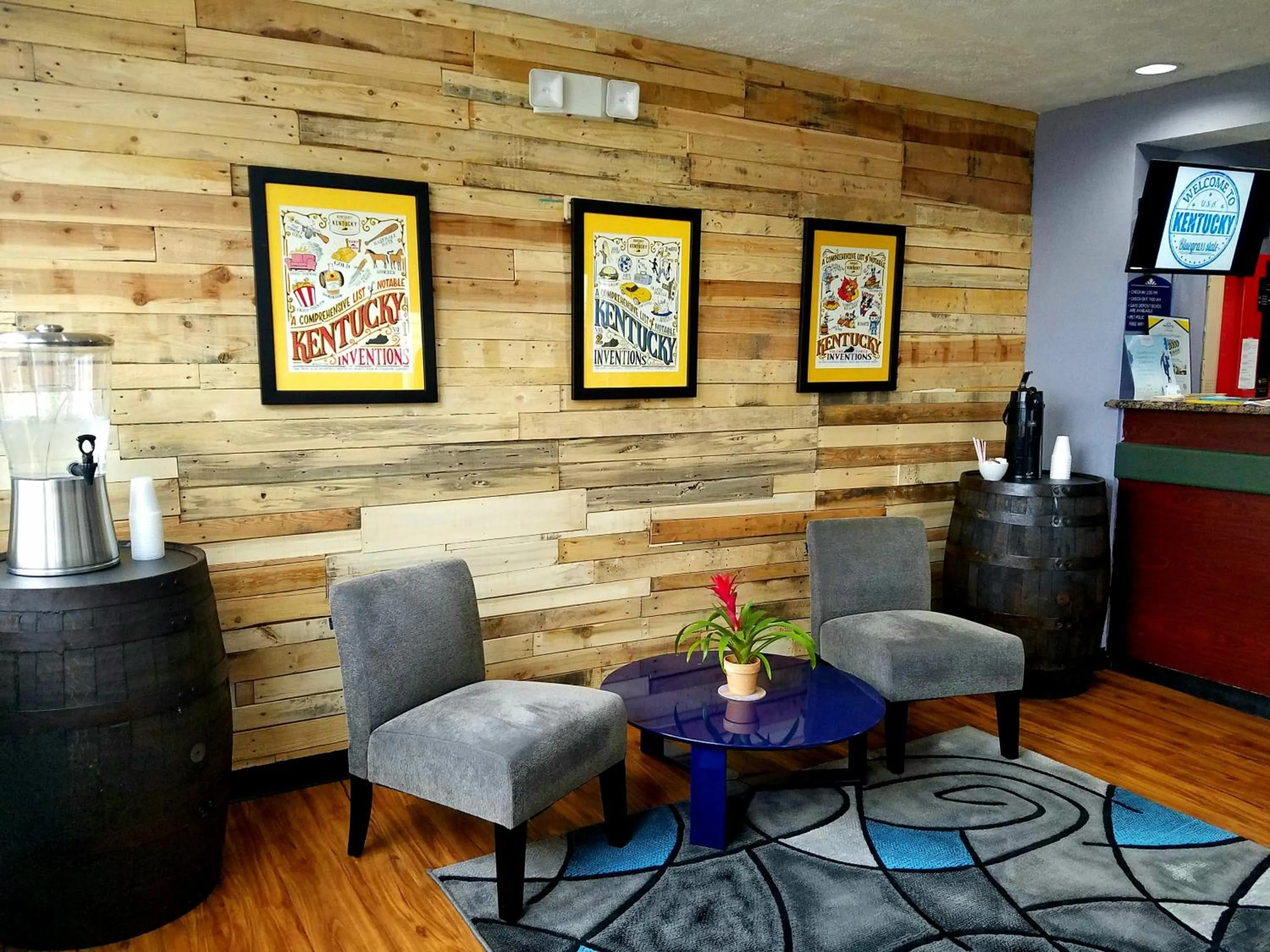 Communal lounge/ TV room in Microtel Inn & Suites by Wyndham London