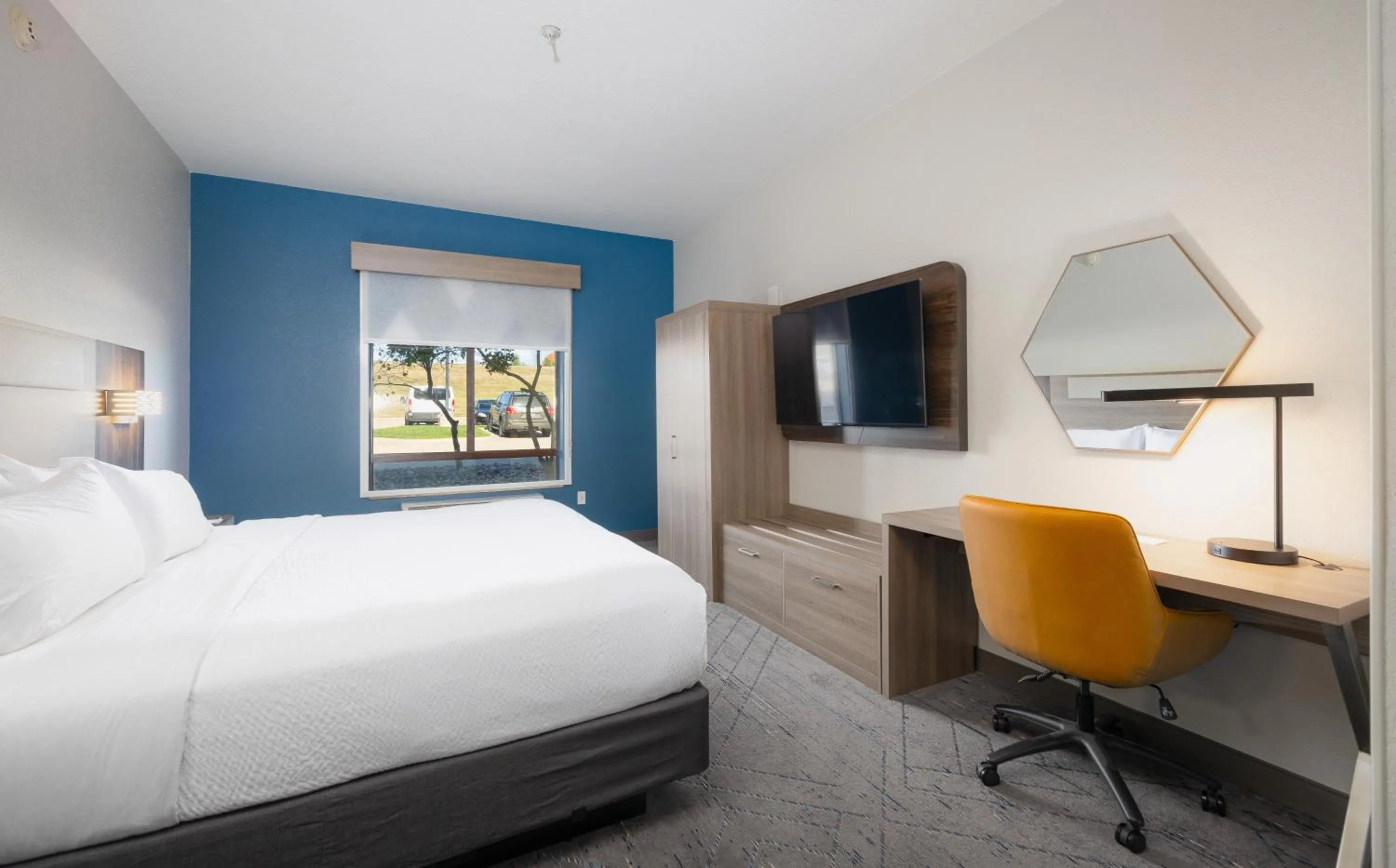 Photo of the whole room, Bed in Holiday Inn Express Hotel and Suites Saint Robert by IHG